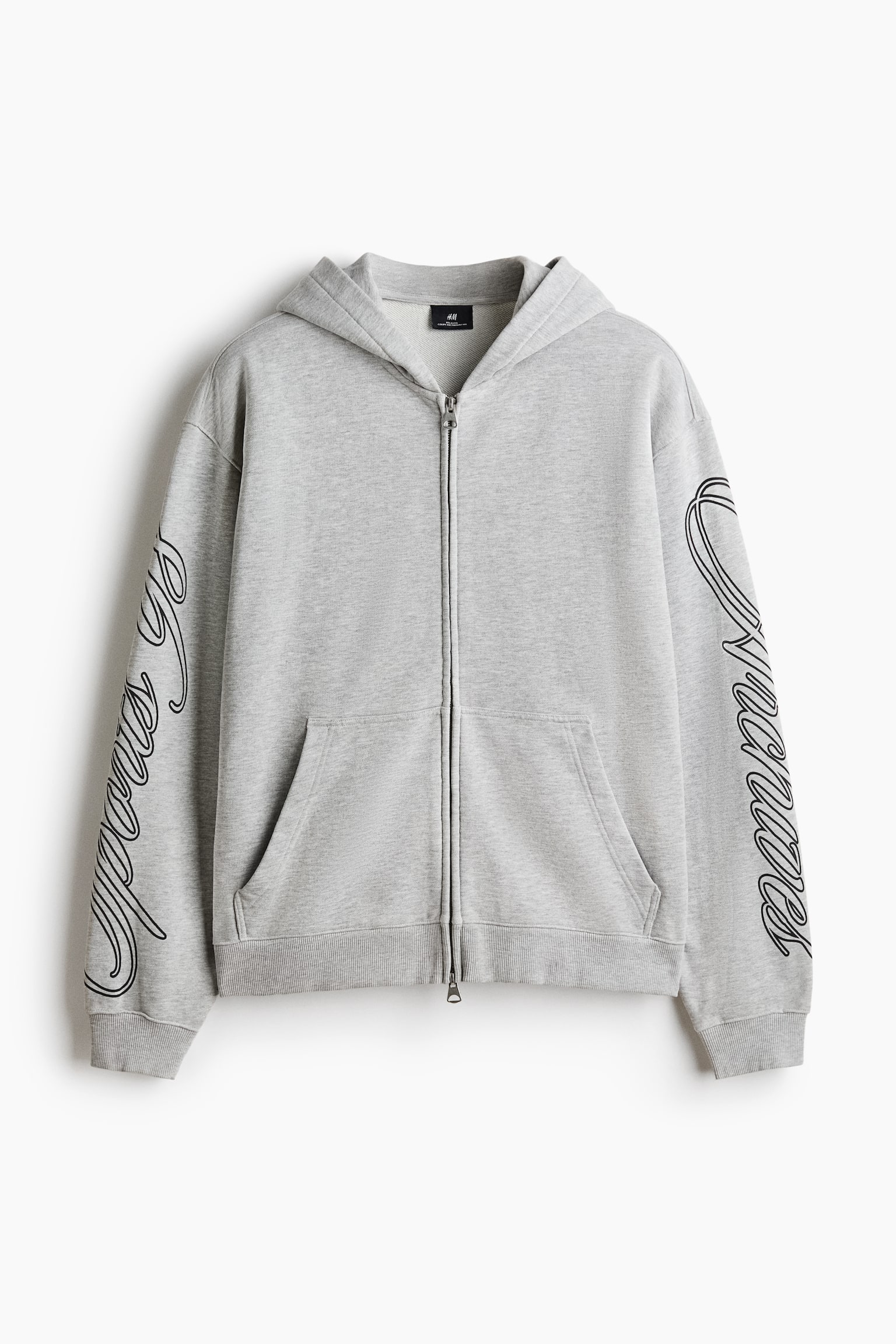 Un chandail à capuche gris chiné à fermeture éclair complète est présenté de face, avec une capuche attachée, une fermeture éclair pleine longueur et des poches kangourou à l'avant. Des lettres en script noir soulignent les deux manches, tandis que des poignets et un ourlet côtelés complètent son design. - 1