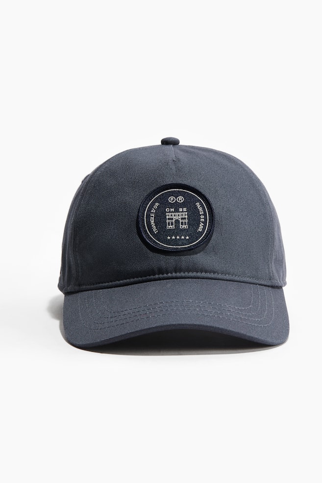 Twillcap mit Applikation - Stahlblau/Paris - 1