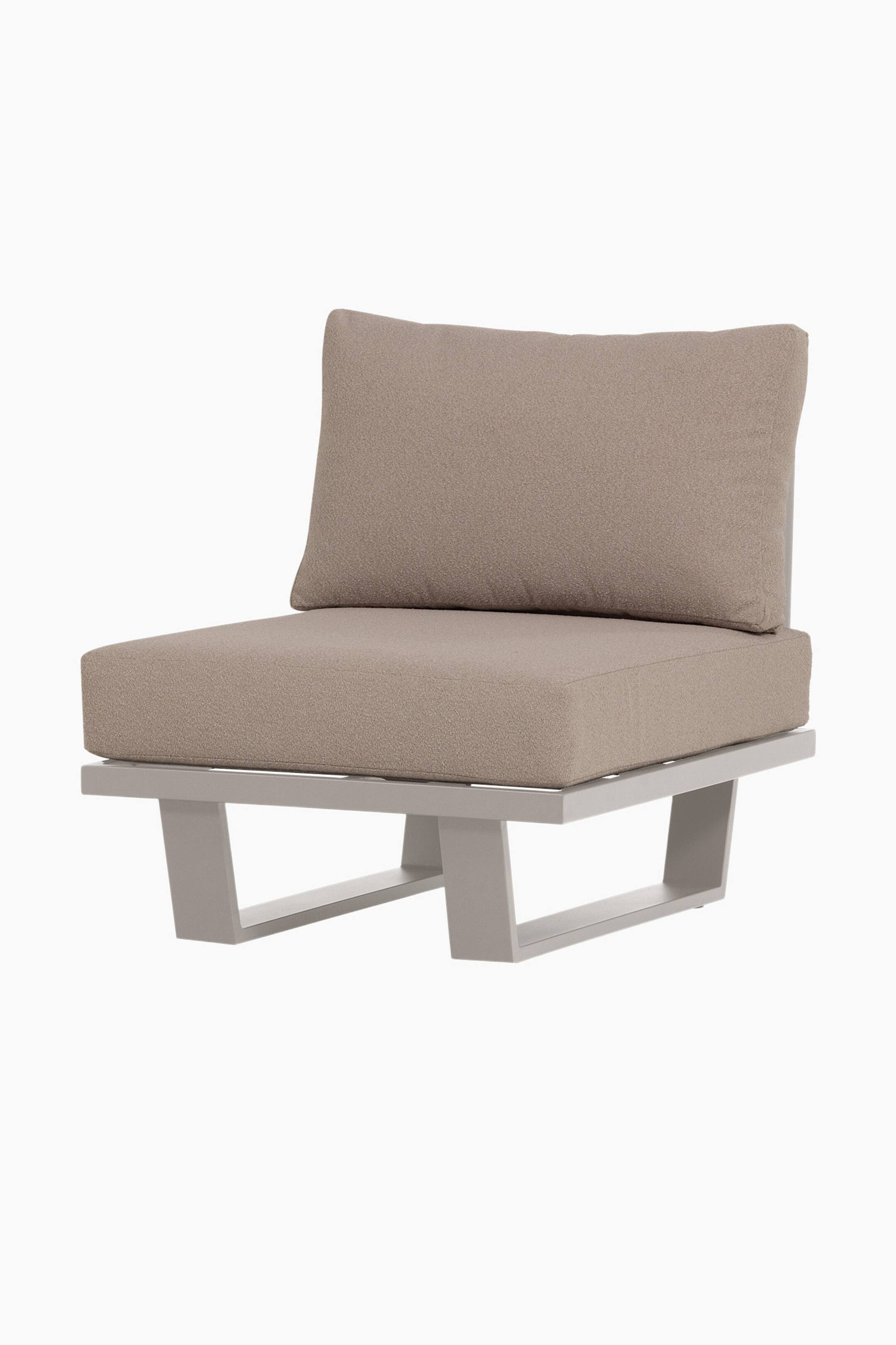 Größeres Bild ansehen: Ein modulares Stuhlmodul präsentiert seine Vorder- und linke Seite. Hellbraune, strukturierte Sitz- und Rückenkissen ruhen auf einem hellgrauen, offenen Metallrahmen mit schrägen Stützen.