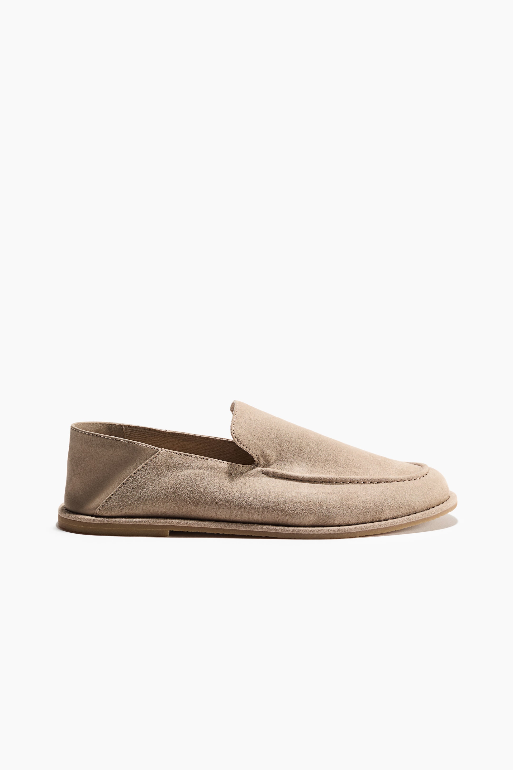 Agrandir l'image: Mocassins en tissu enduit beige clair avec couture en plateau à l'avant et talon arrière conçu pour se replier. Les mocassins reposent sur une fine semelle en caoutchouc.