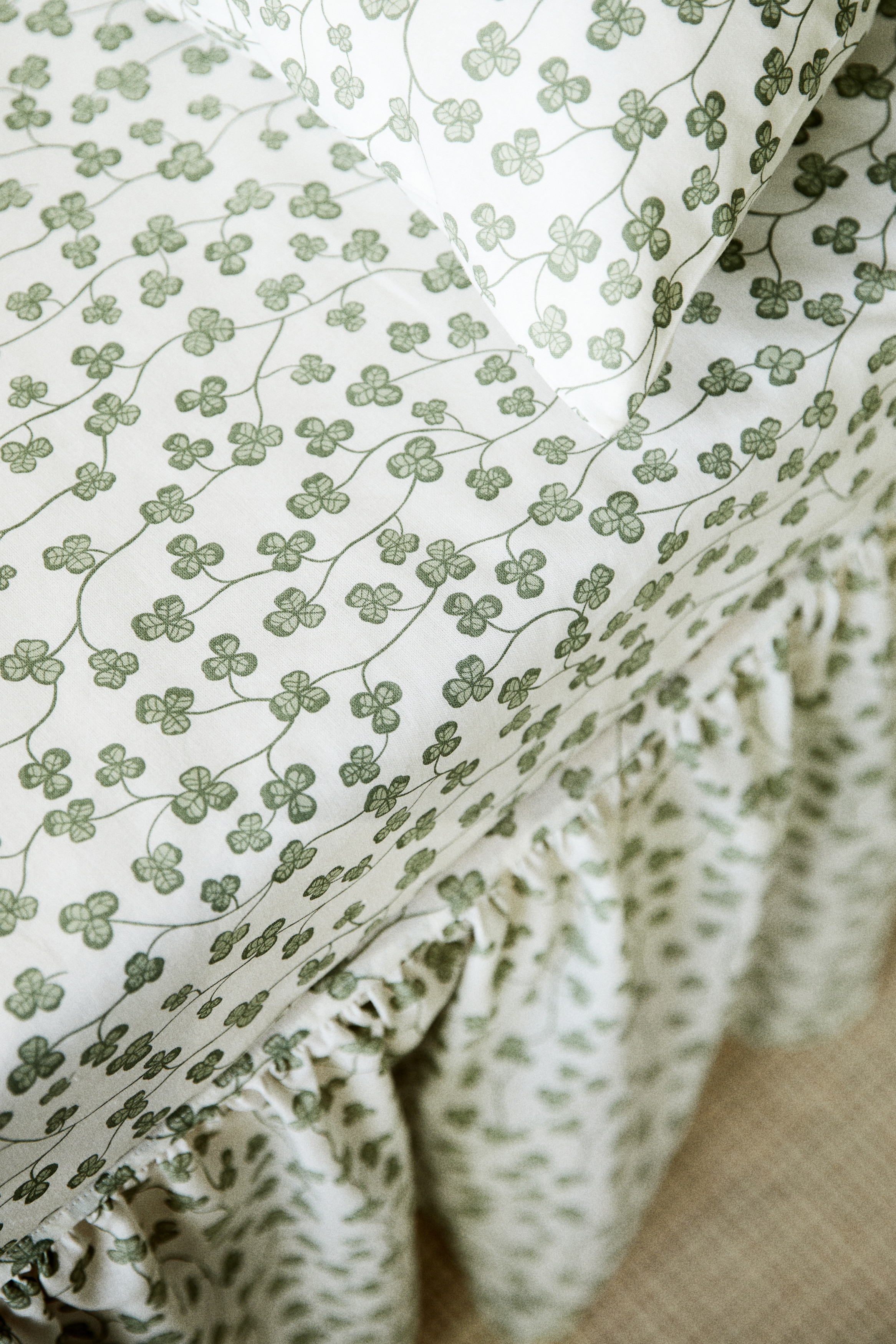 Mönstrat dra-på-lakan i bomull - Vit/Klöver/Ljusrosa/Frukter/Vit/Hjärtan/Gammelrosa/Småblommig/Ljusgul/Apelsiner/Ljusbeige/Dinosaurier/Vit/Prickig/Grön/Dinosaurier/Ljusgrön/Fordon/Ljusbeige/Enhörningar/Ljusbeige/Dinosaurier/Vit/Stjärnor/Vit/Regnbågar