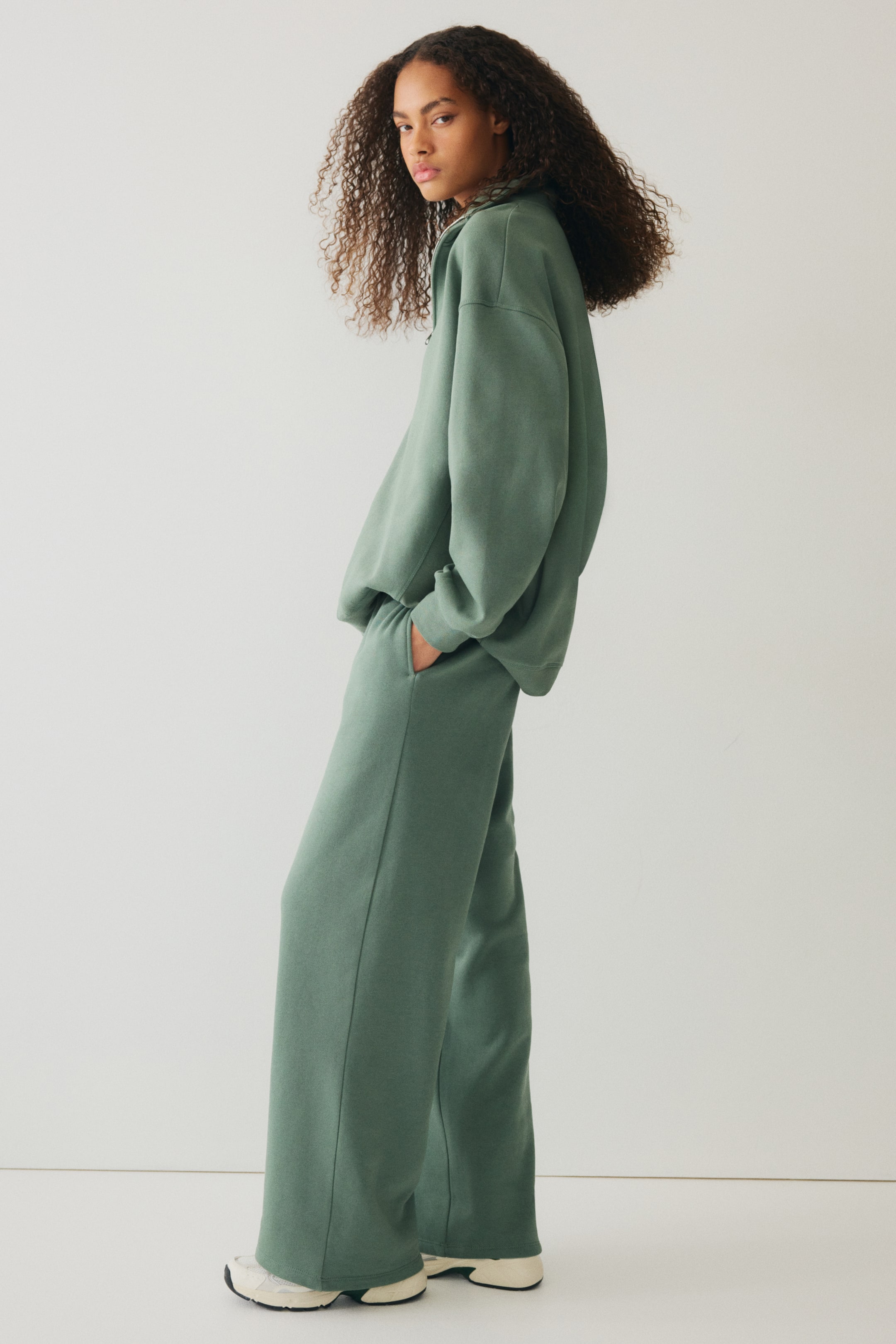 Ingrandisci l'immagine: Joggers ampi - Verde smeraldo polvere - DONNA | H&M CH 1