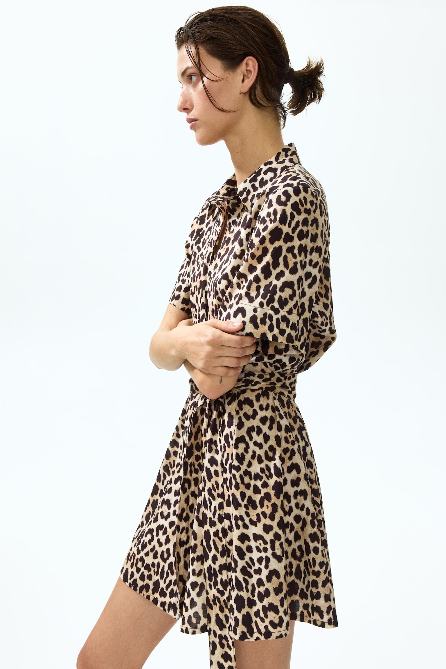 Женское платье H&M Tie-Belt Shirt Dress, цвет: Бежевый / Леопардовый с принтом — фото 4