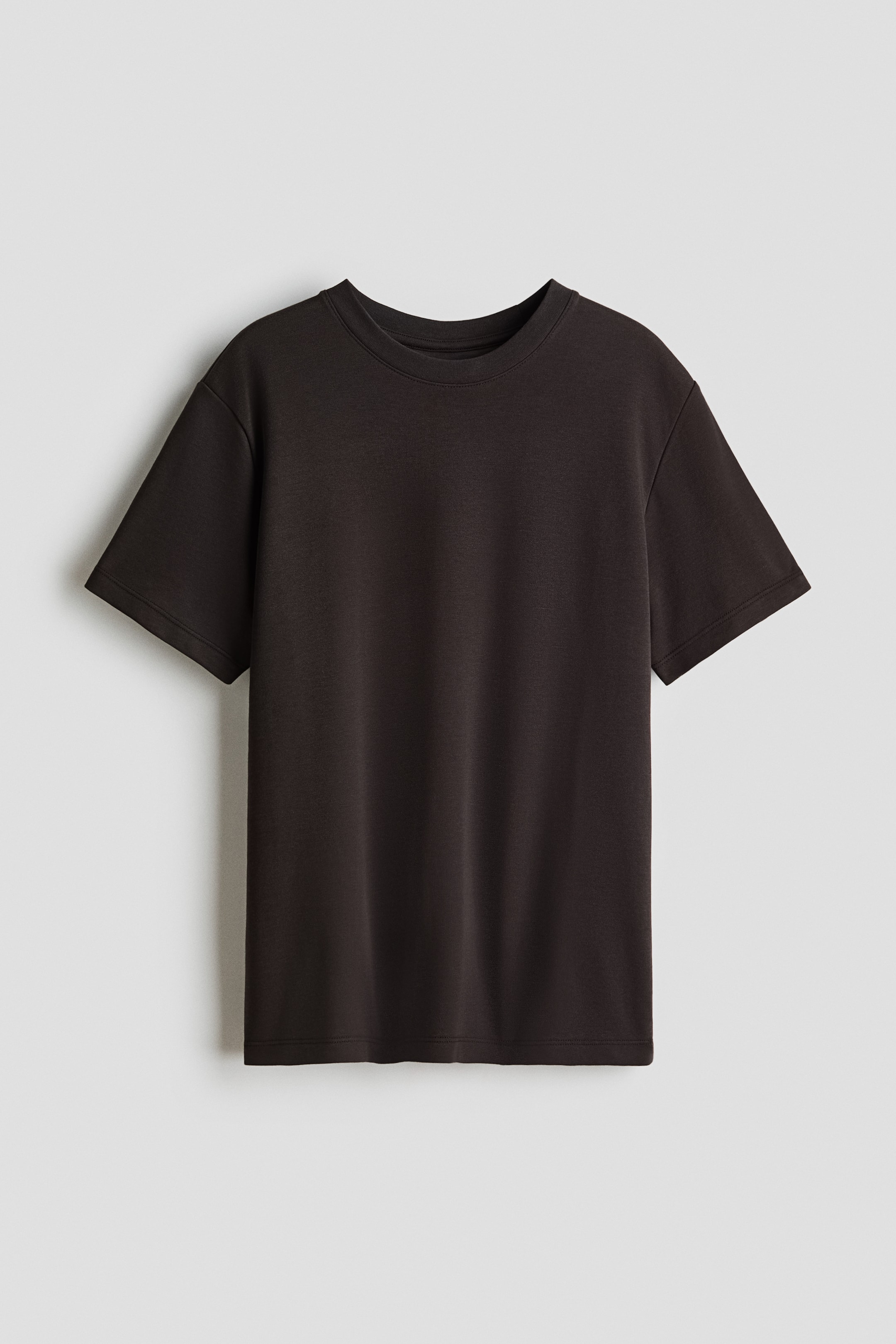 Ampliar la imagen: Una camiseta marrón oscuro se muestra desde el frente, presentando un ajuste regular, un cuello redondo, mangas cortas y un dobladillo de corte recto.
