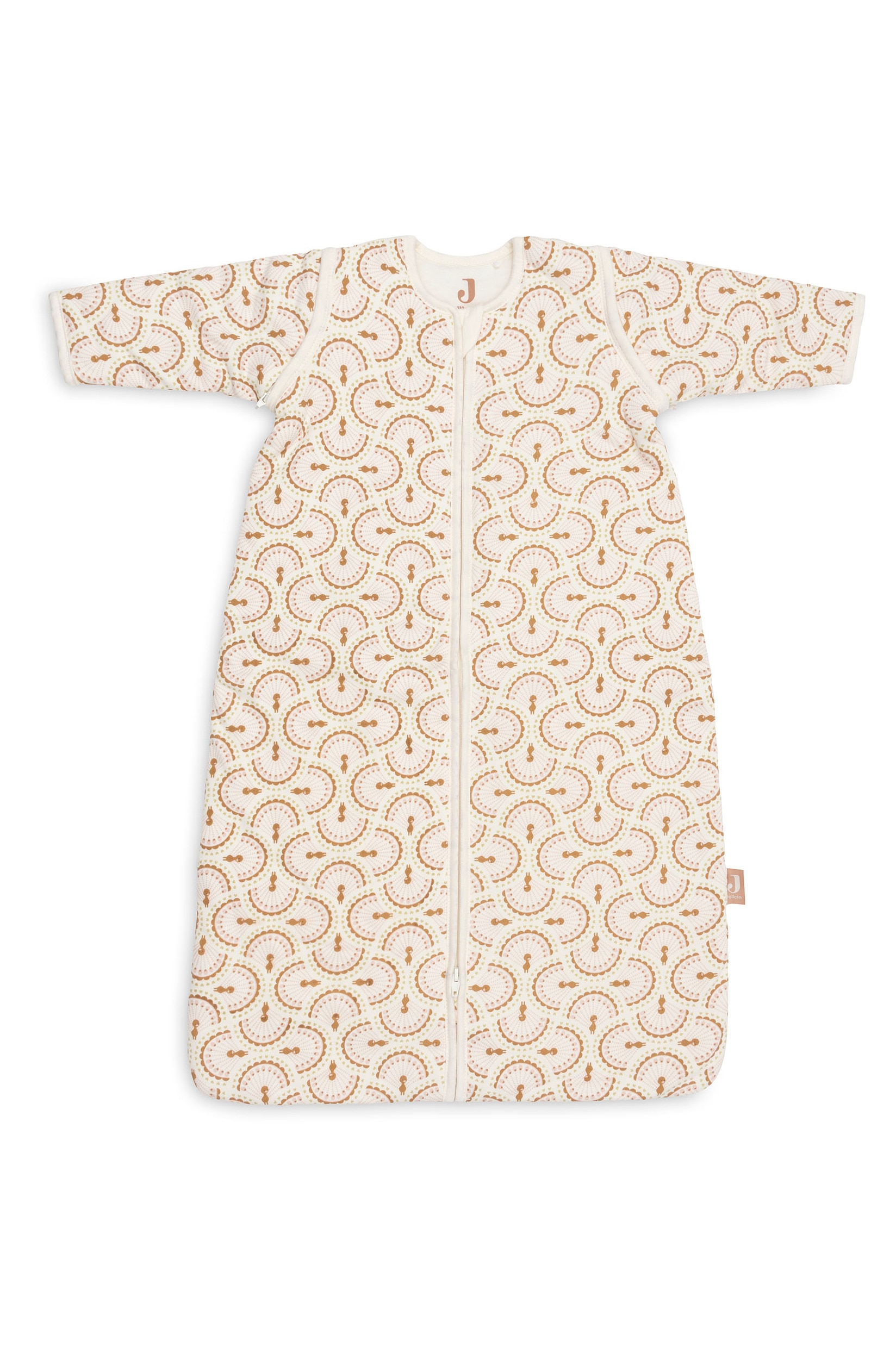Ein babyfarbener Schlafsack in Creme mit wiederholtem Bogenmuster in Rosa und Braun hÃ¤ngt leicht nach links geneigt. Die Nahaufnahme zeigt den FrontreiÃverschluss mit einer schÃ¼tzenden Stofflasche am runden Halsausschnitt.