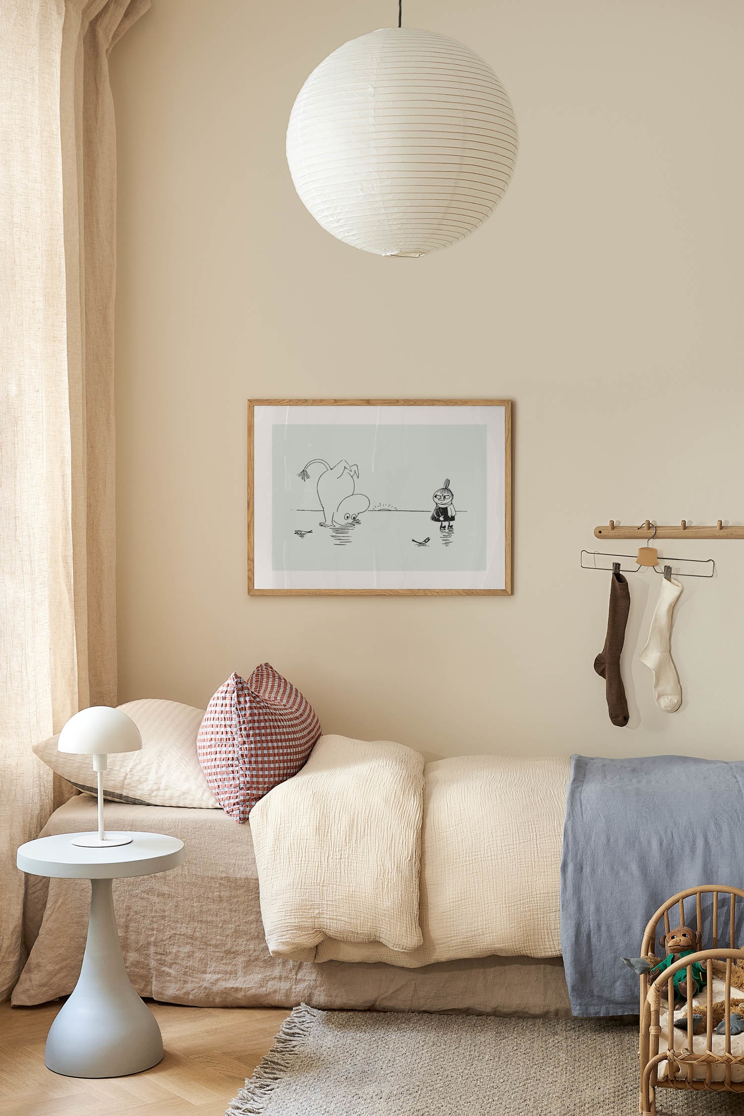 Moomin And Little My On Ice Poster - Grau