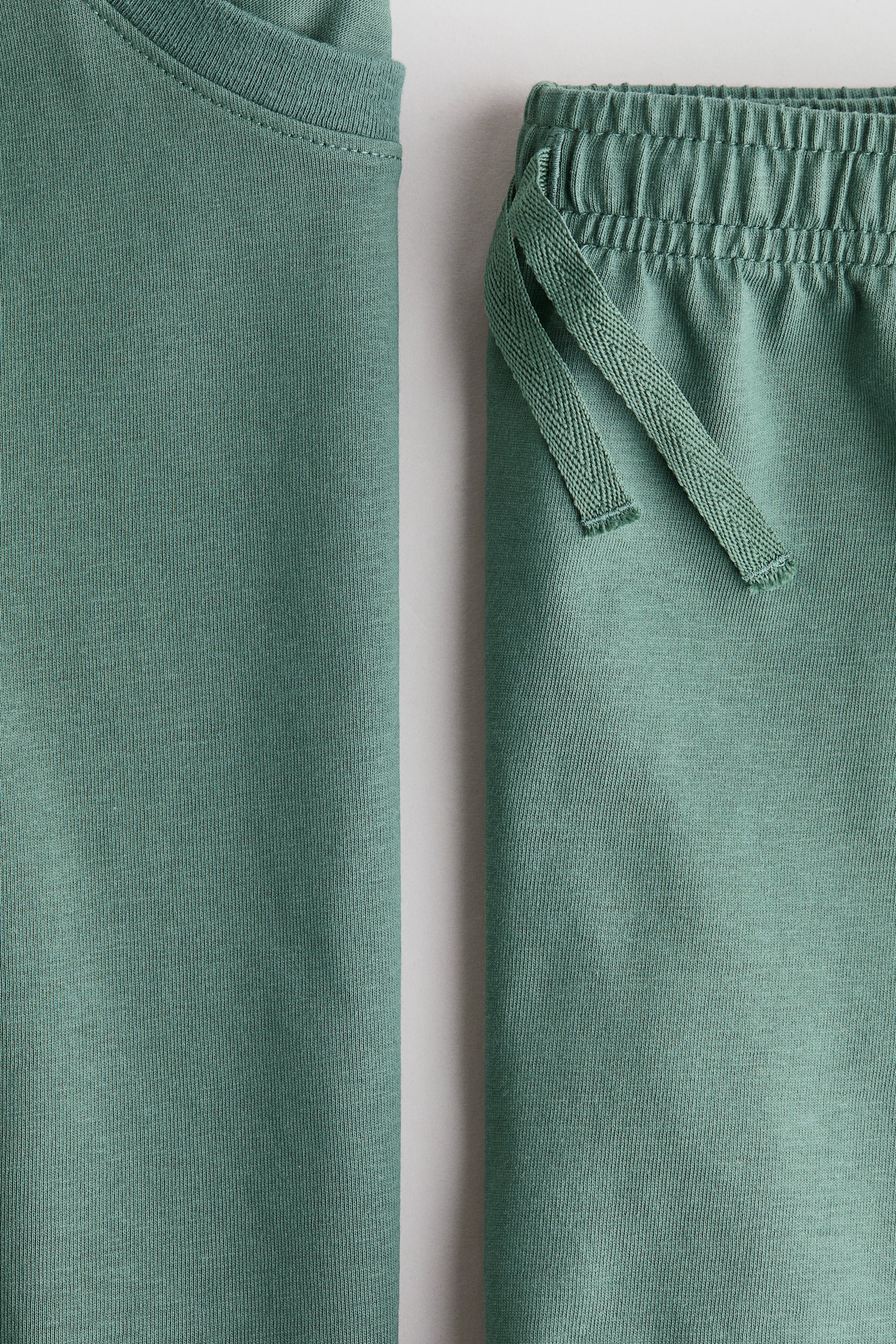 2-Piece T-Shirt and Shorts Set - 2