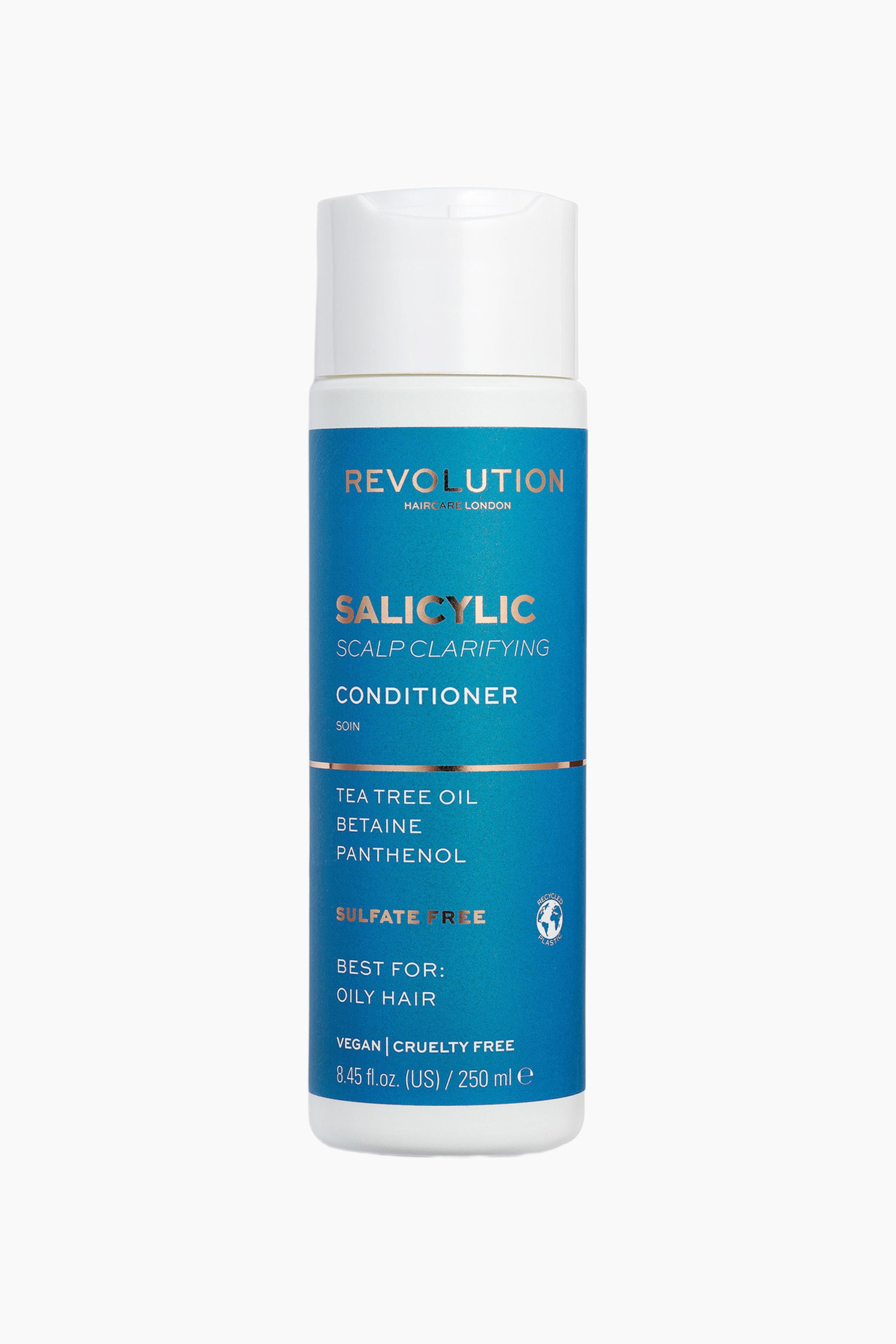 Visa större bild: En vit cylindrisk flaska med Revolution Salicylic Scalp Clarifying Conditioner står upprätt och har en metalliskt blå etikett med kopparfärgade och vita texter. Etiketten visar viktiga detaljer såsom ingredienser som tea tree oil, betaine och panthenol, tillsammans med uppgifter om att formulan är sulfate-free och framtagen för fett hår.