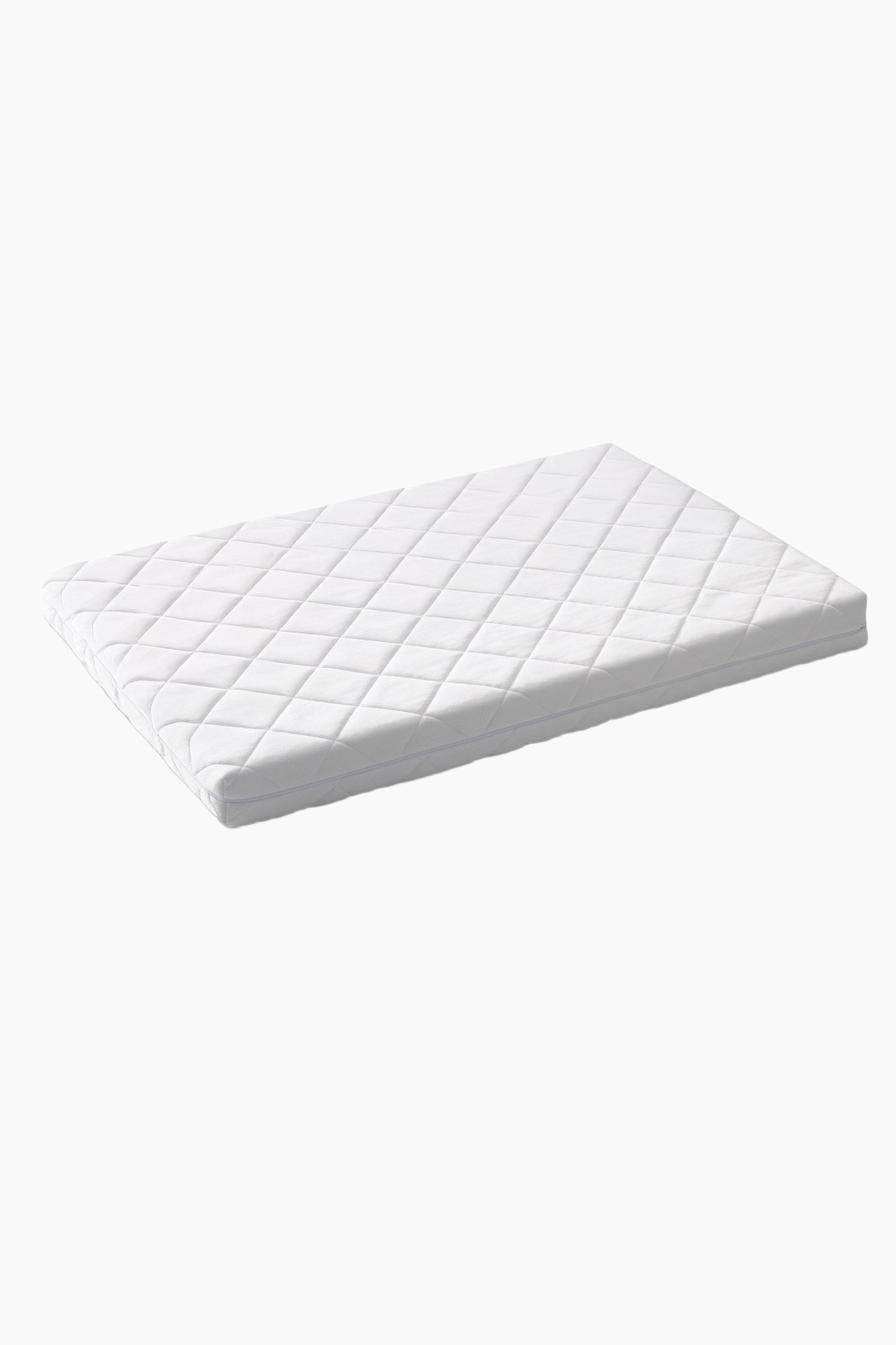 Agrandir l'image: Un matelas blanc présente une surface supérieure matelassée avec un motif de couture en losange. Une fermeture éclair blanche longe son bord latéral droit, et il est positionné à un léger angle.