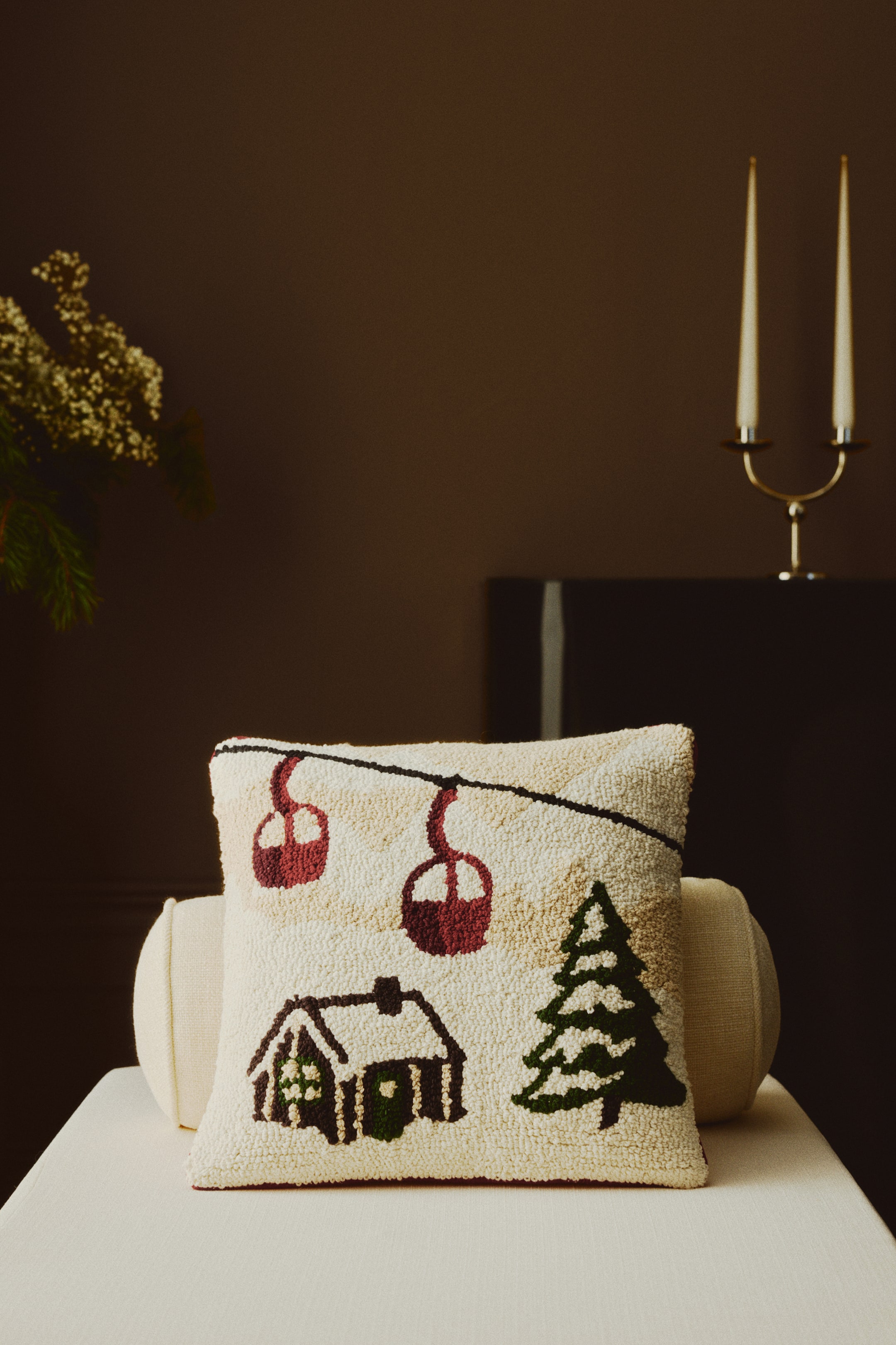 Se større billede: Pudebetræk med punch needle-motiv - Lys beige/Skilift - Home All | H&M DK 1