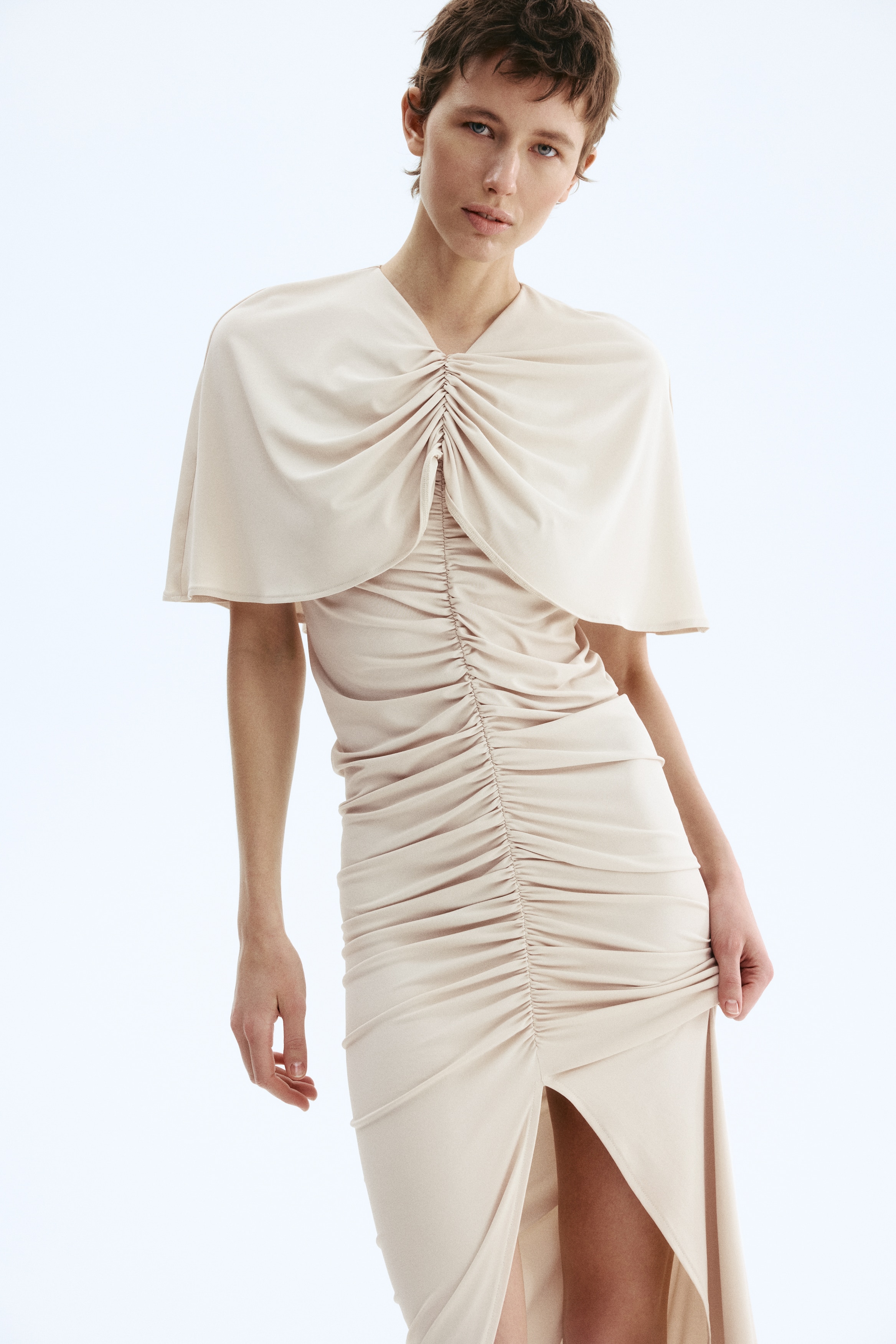 Abito drappeggiato con mantella decorativa - Beige chiaro