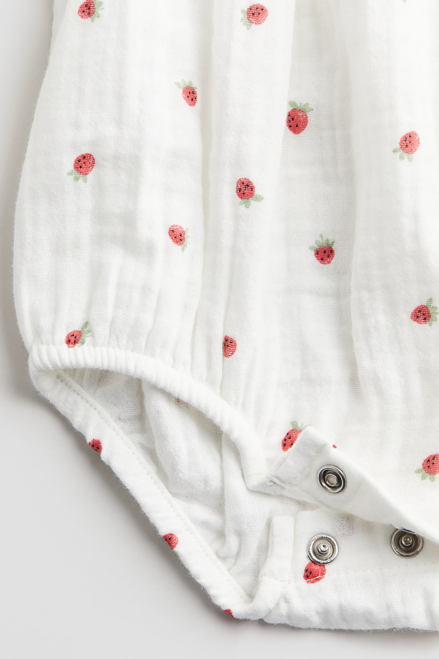 Patterned muslin romper suit - White/Strawberries/White/Floral - 2