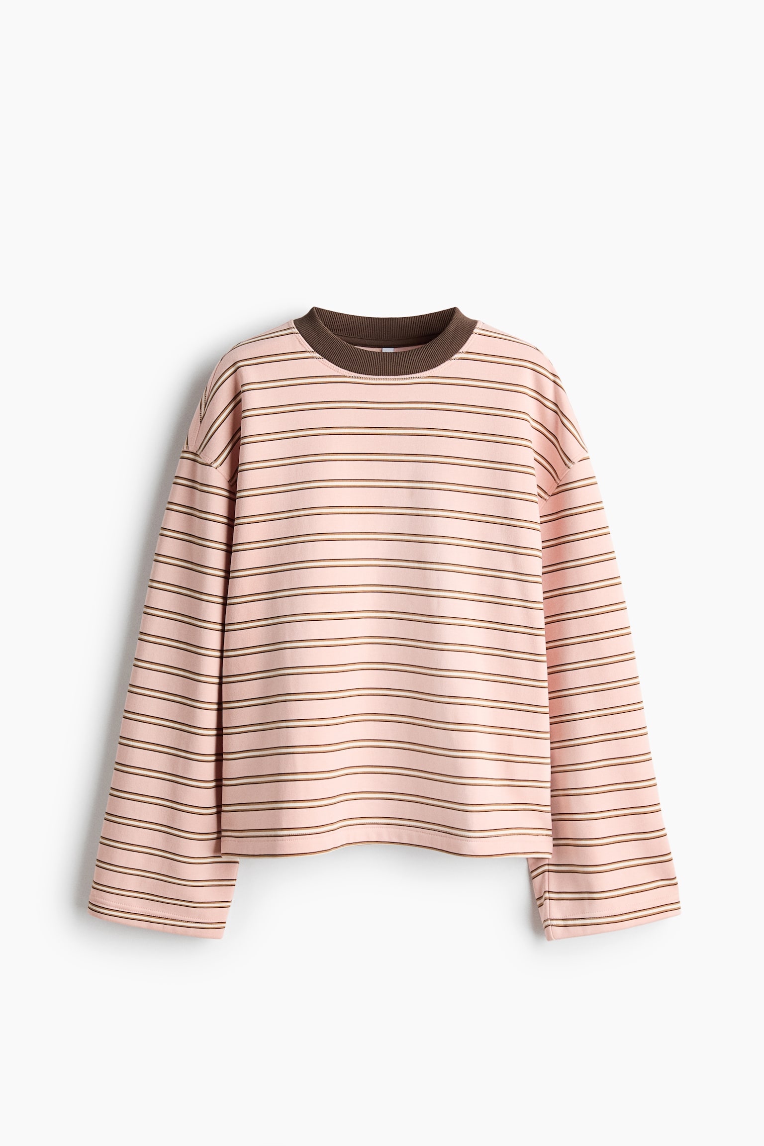 Má»t chiáº¿c Ã¡o sweatshirt tay dÃ i form oversized vá»i há»a tiáº¿t sá»c ngang mÃ u há»ng vÃ  nÃ¢u ÄÆ°á»£c chá»¥p tá»« phÃ­a trÆ°á»c, lÃ m ná»i báº­t phom dÃ¡ng thoáº£i mÃ¡i vÃ  pháº§n vai xuÃ´i. Thiáº¿t káº¿ cÃ³ tay Ã¡o rá»ng, cáº¯t tháº³ng, gáº¥u Ã¡o tháº³ng vÃ  cá» trÃ²n bo gÃ¢n mÃ u nÃ¢u Äáº­m tÆ°Æ¡ng pháº£n. - 1