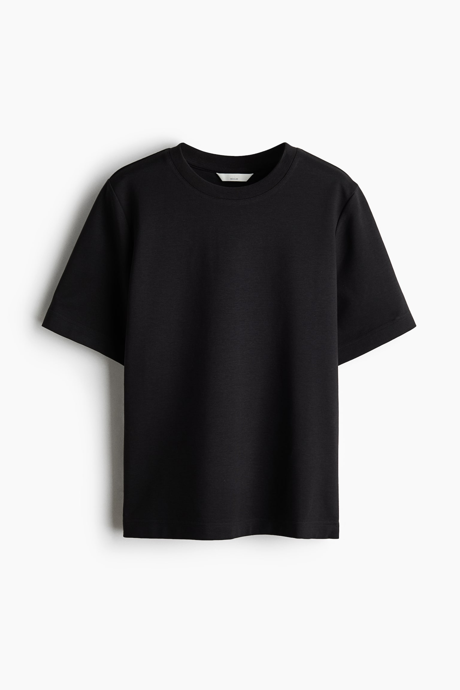 Een zwart katoenen jersey T-shirt is van voren afgebeeld, met een ronde hals met ribboord, korte mouwen en een recht afgesneden zoom.