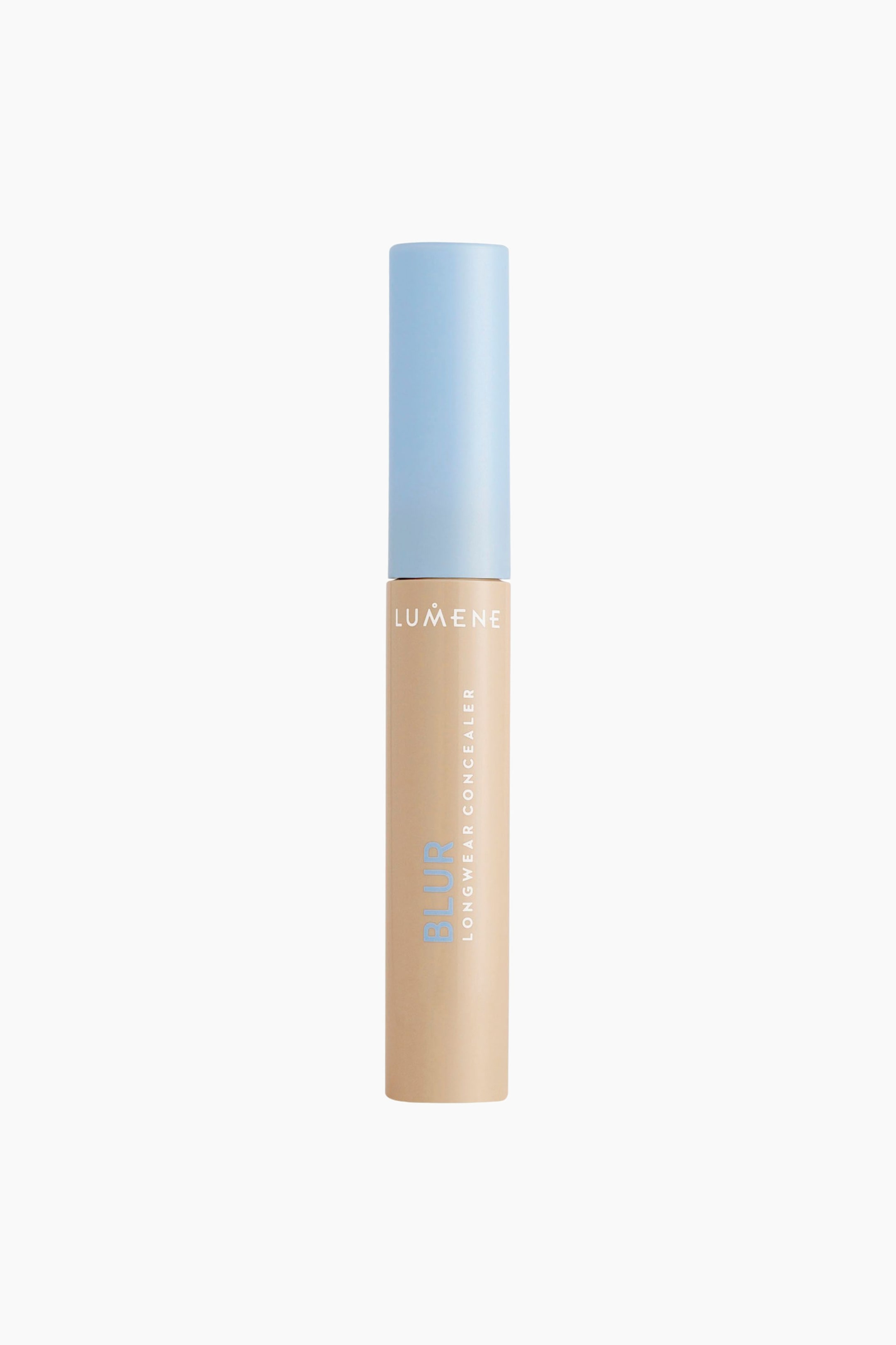 Visa större bild: Lumene Blur Longwear Concealer står upprätt och visar en cylindrisk tub fylld med en ljusbeige vätska. Produkten har ett matt, ljusblått lock upptill och visar den vita LUMENE-logotypen med ”BLUR LONGWEAR CONCEALER” tryckt vertikalt på framsidan.
