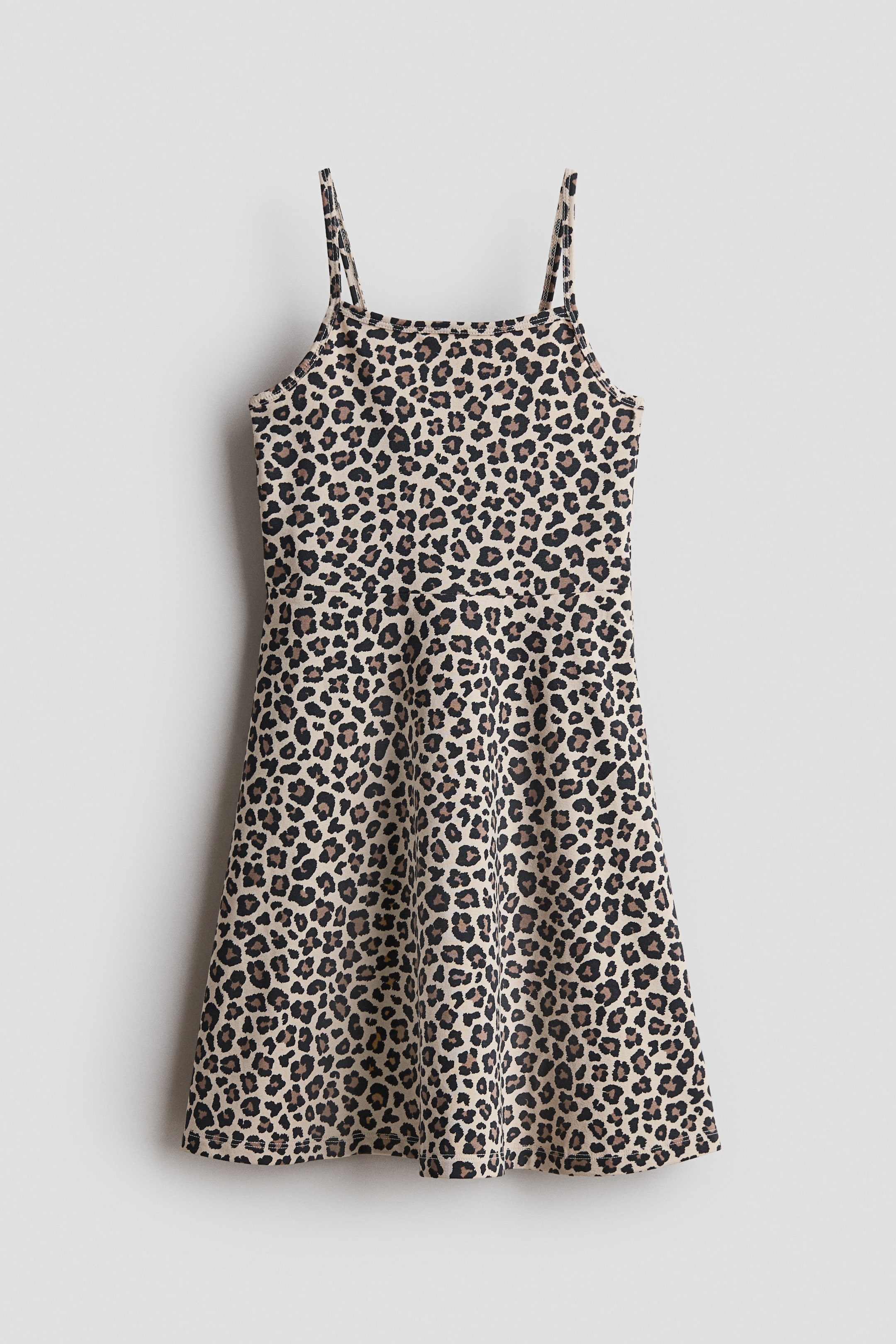Größeres Bild ansehen: Ein Trägerkleid aus weichem Baumwolljersey ist mit einem Leopardenmuster bedruckt, verfügt über einen quadratischen Ausschnitt und einen ausgestellten Rock, und wird von vorne präsentiert.