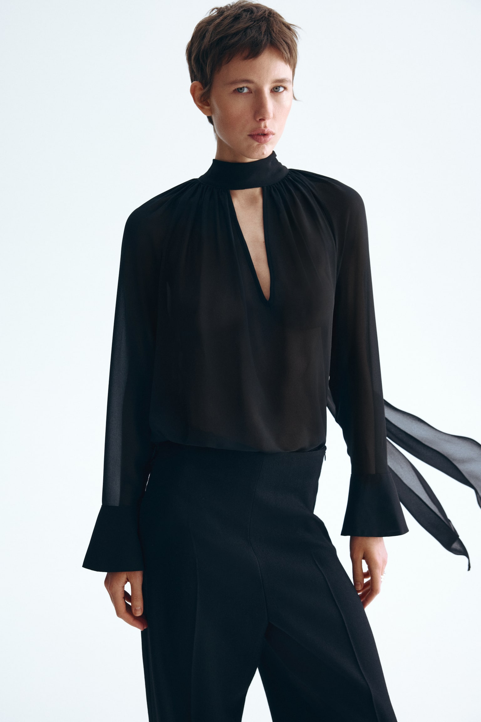 Bluzka z wiązaniem wokół szyi - Czarny - 4