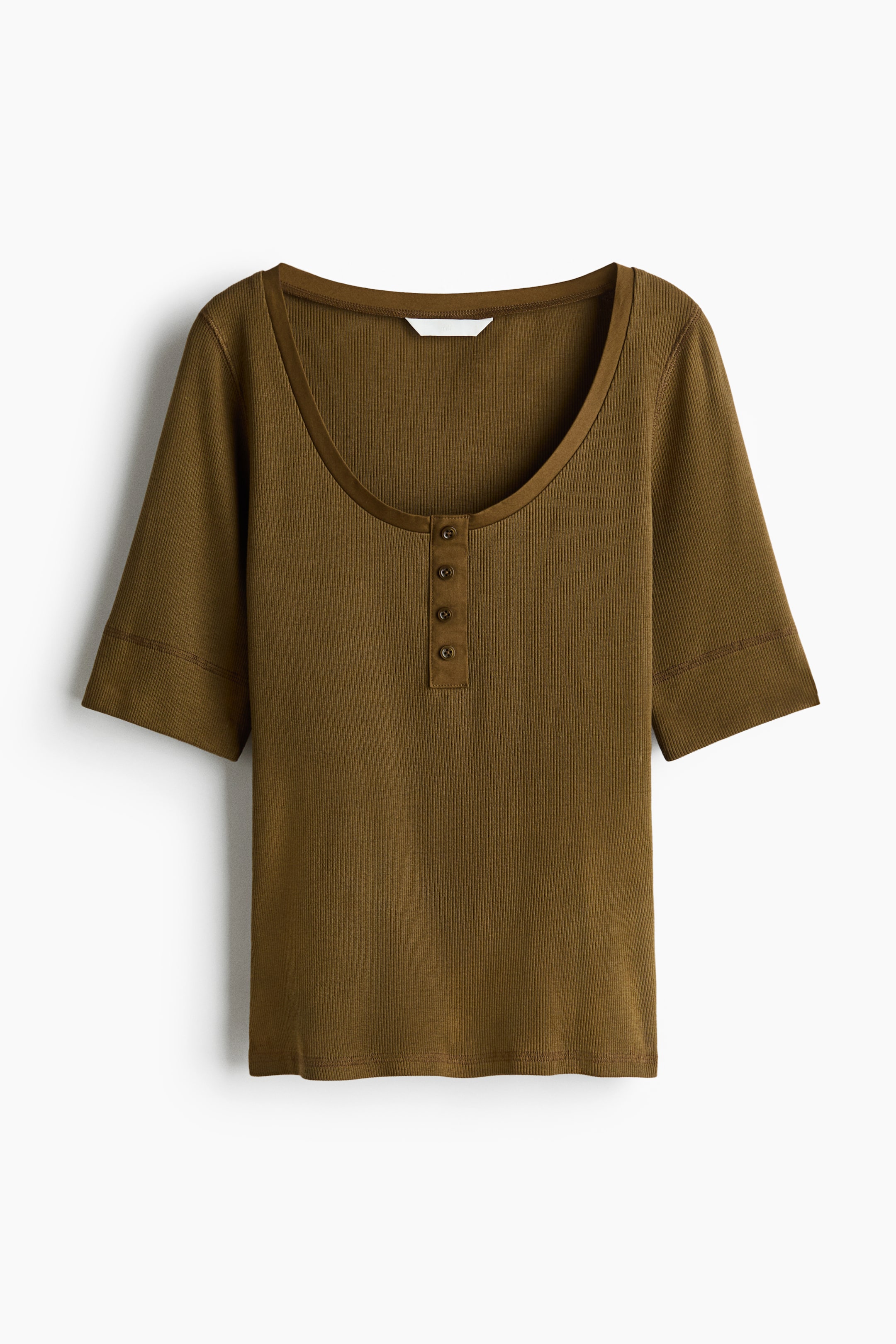 Büyük resmi görüntüle: Zeytin yeşili fitilli triko üst, geniş kepçe yaka ve dört adet yuvarlak düğmeli ön düğme bandı ile tasarlanmıştır. Kısa, dirsek boyu kollar dikişli kenarlara sahiptir; ön (FRONT) tarafa bakmaktadır.