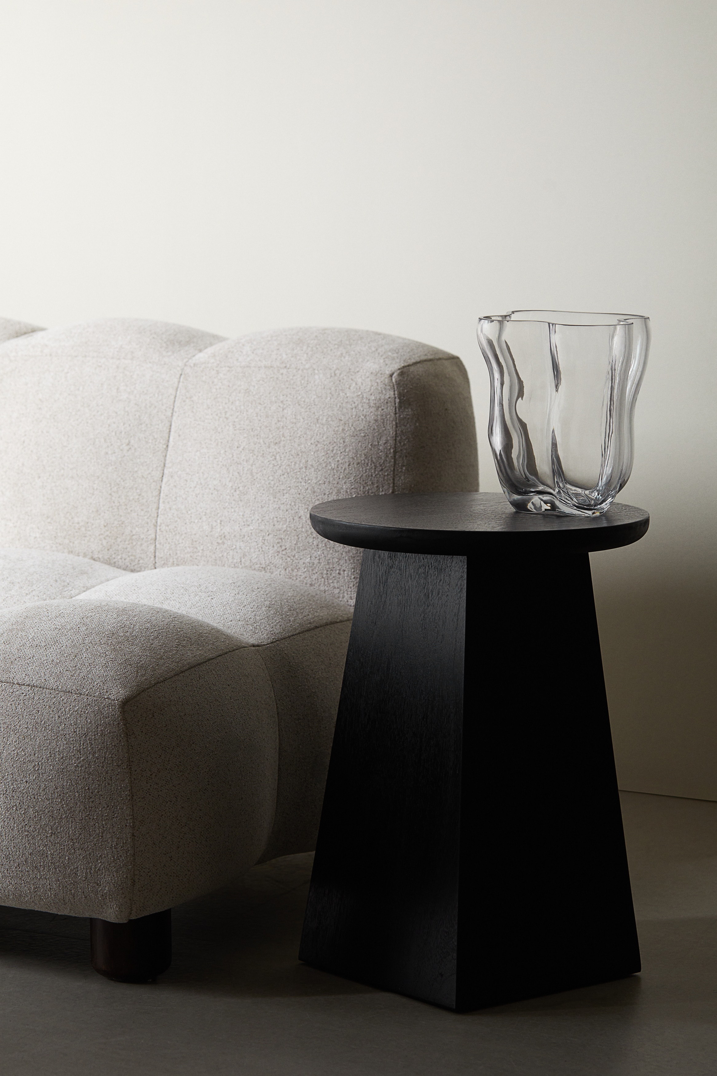 Litet sidobord i trä - Svart