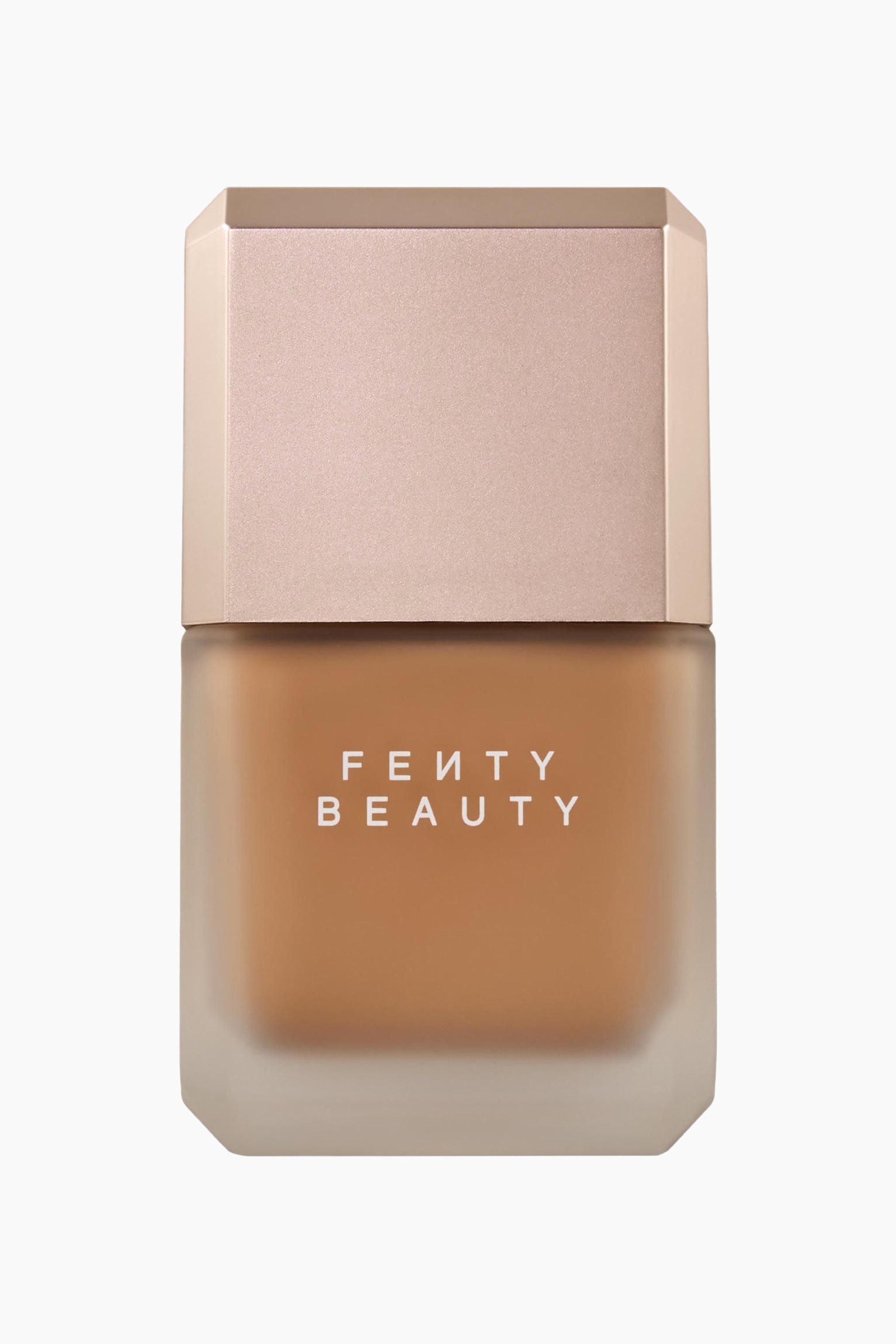 Visa större bild: Pro Filt'r Fluid Flex Matte Longwear Foundation står upprätt i frontläge och visar en frostad glasflaska som innehåller en flytande foundation i medelbrun ton. Flaskan har ett metalliskt, blekt roséguldfärgat lock med avfasade hörn och visar den vita logotypen "FENTY BEAUTY" på framsidan.