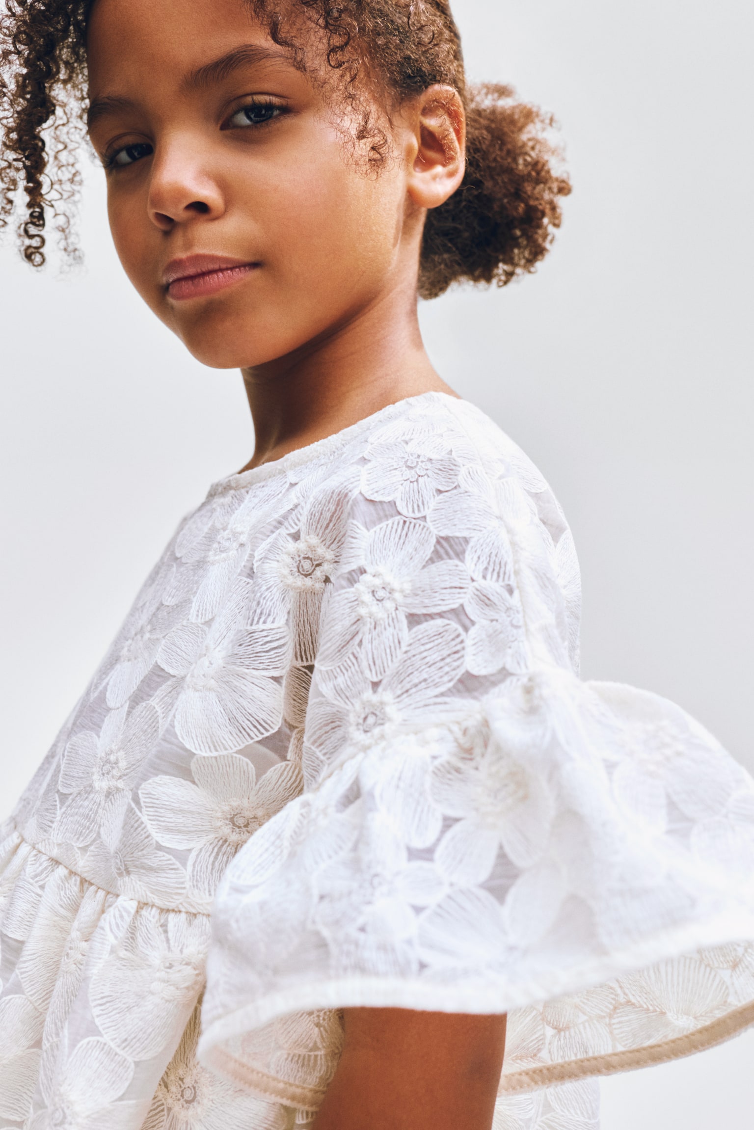 Embroidered flutter-sleeved dress - Кремовий - 4