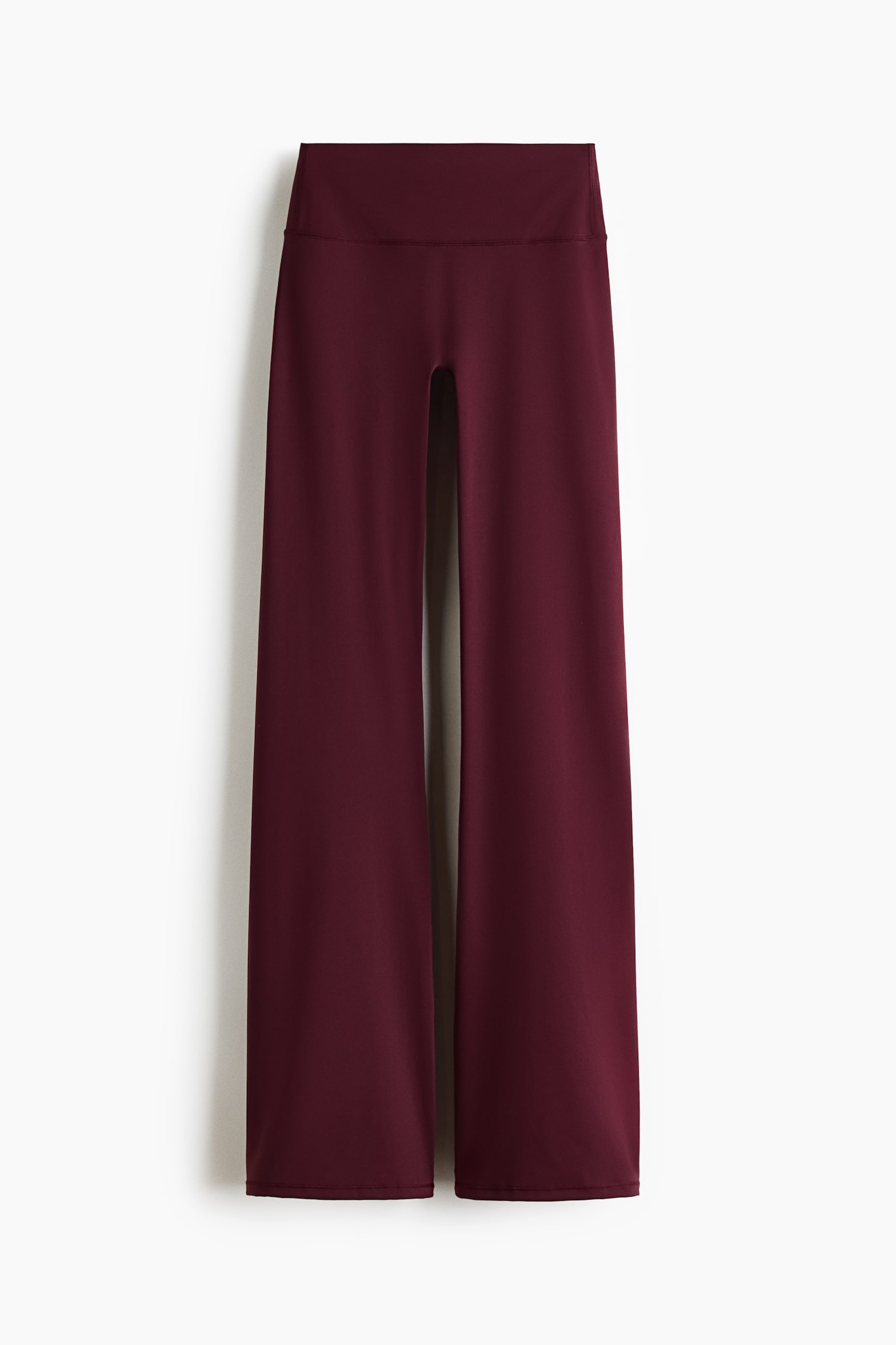 Les leggings de sport évasés SculptMove arborent une couleur bordeaux profond. Ils présentent une large ceinture haute et un design de jambe évasée lisse, montrés à plat de face. - 1