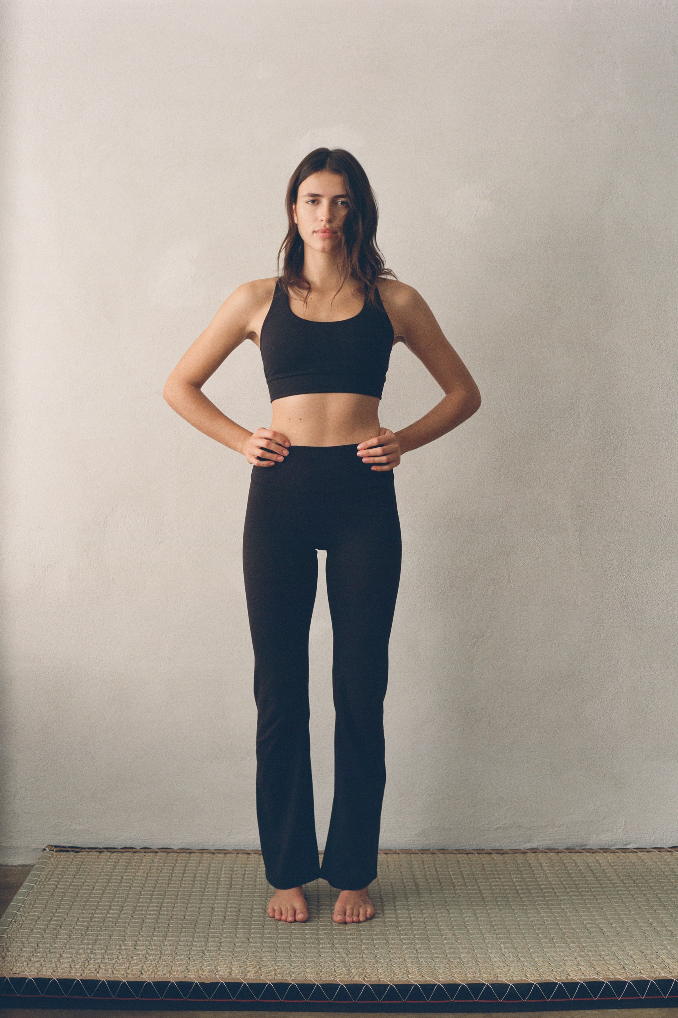 Visualizza immagine più grande: Leggings da yoga svasati con SoftMove™ - Nero - DONNA | H&M IT 1