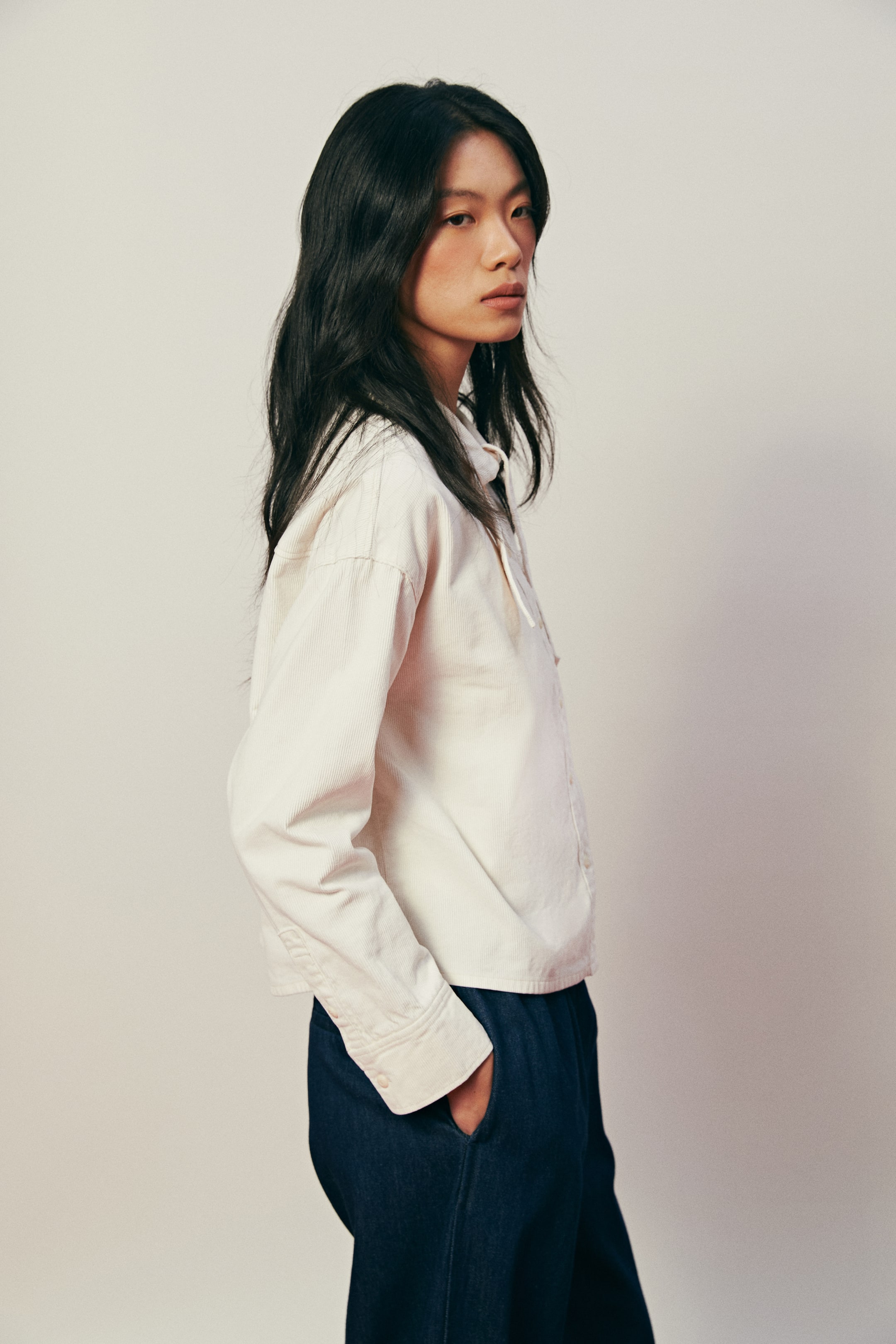 拡大画像を表示: スカーフカラー コーデュロイシャツ - クリーム - レディース | H&M JP 4