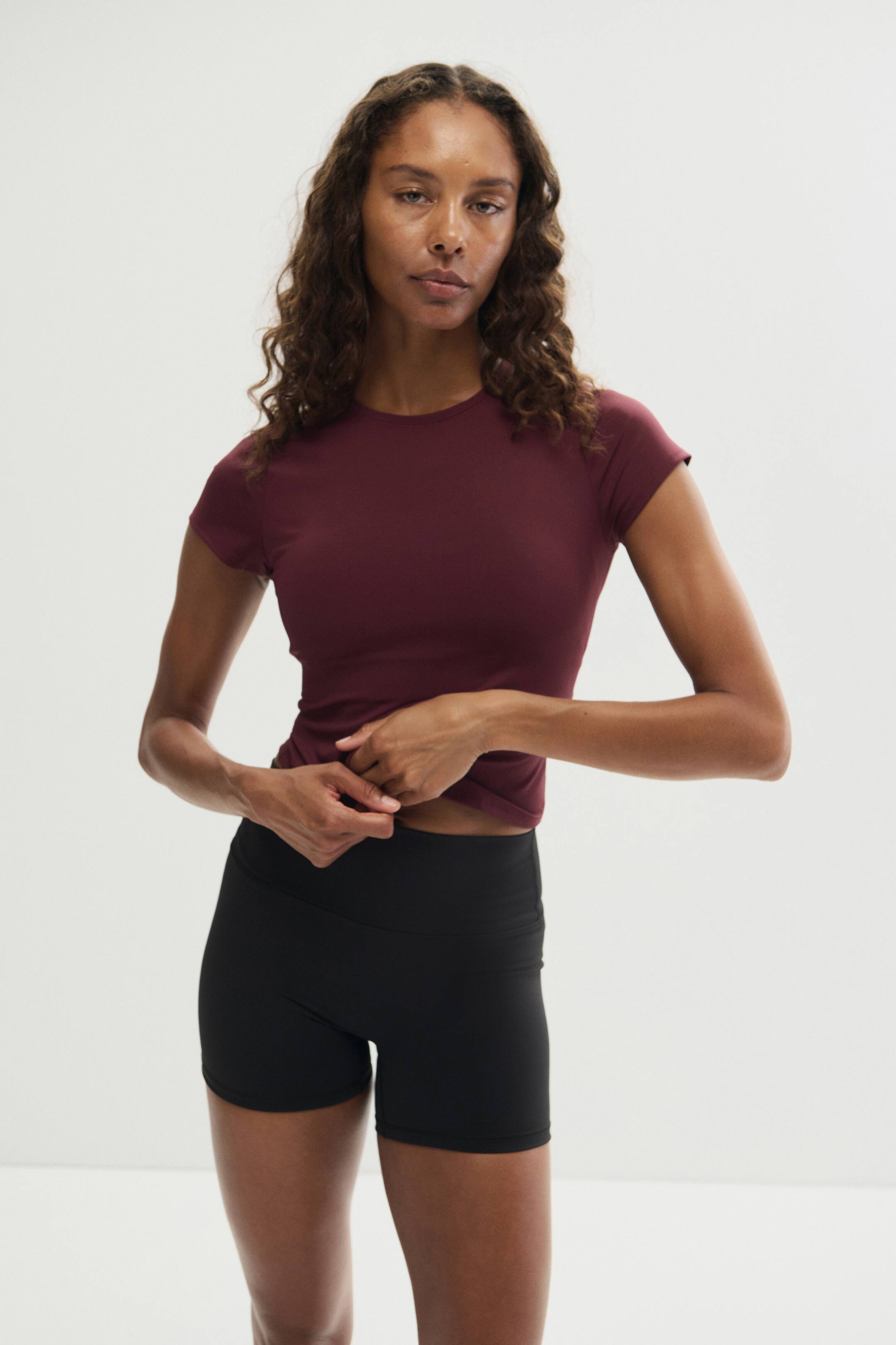 הצגת תמונה גדולה יותר: טישירט ספורט SculptMove™ - אדום דובדבן - Ladies | H&M IL 1