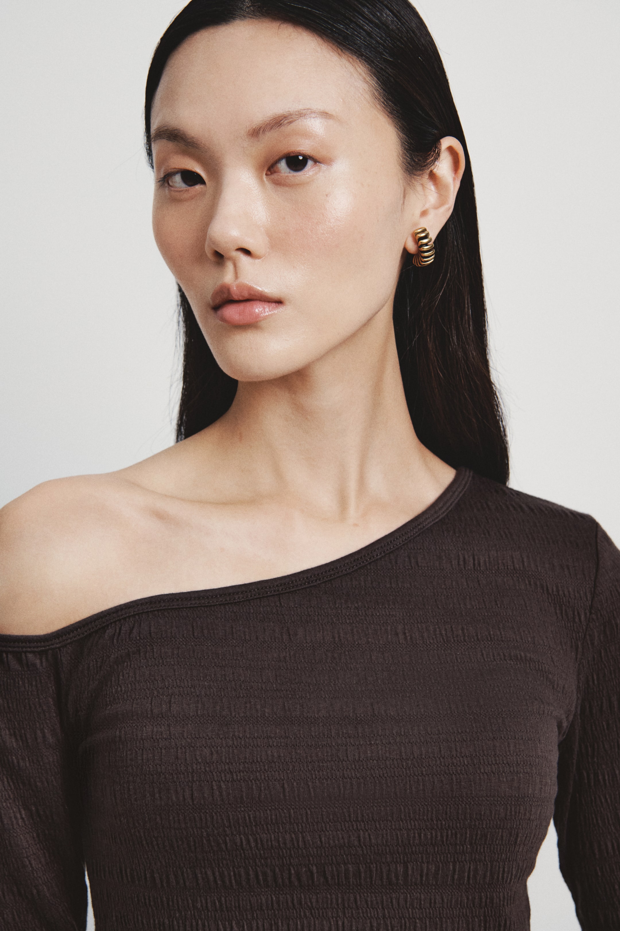 이미지 확대 보기: 언발란스 원숄더 탑 - 다크 브라운 - 여성 | H&M KR 4