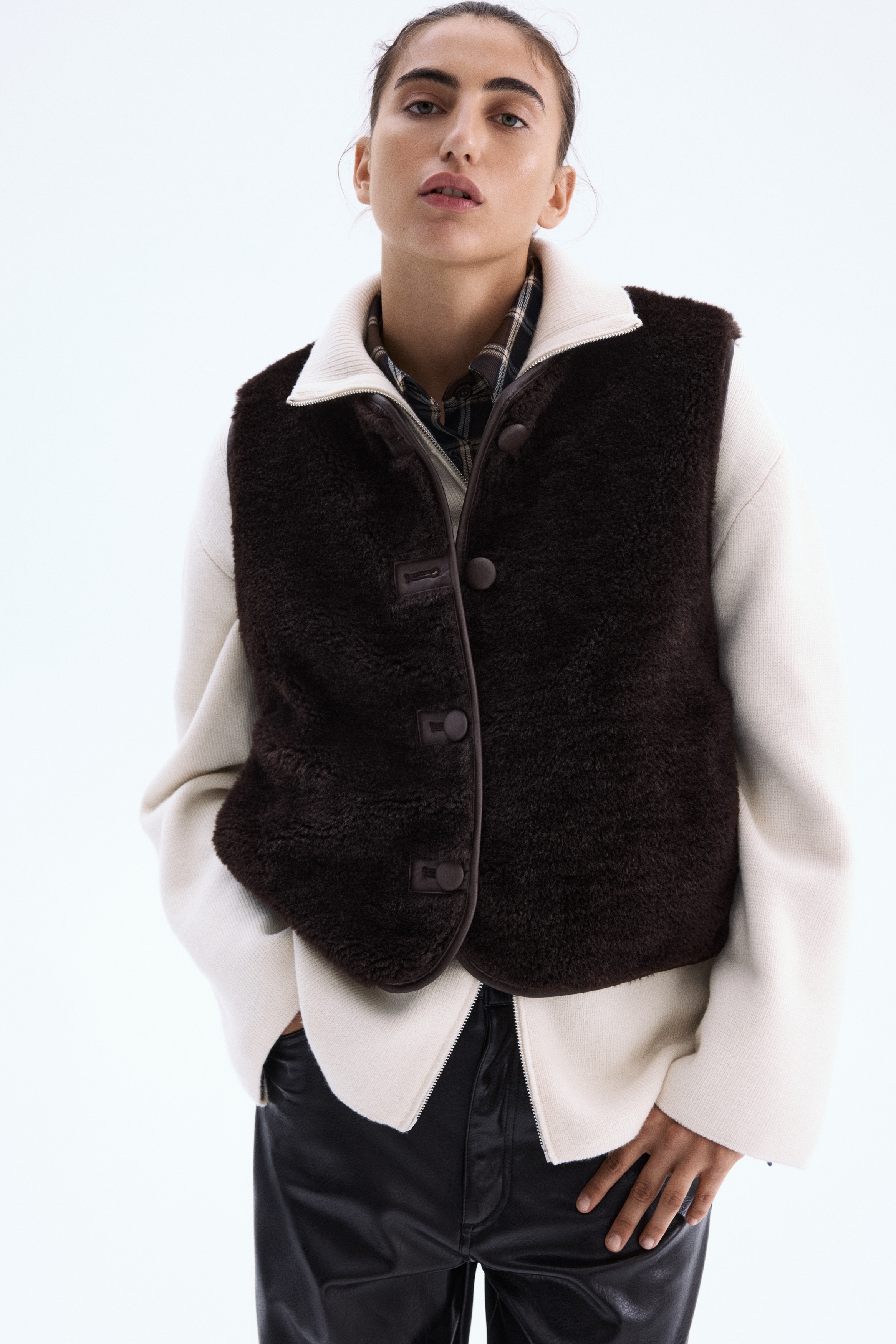ジャケット・アウター theredthread S flip fur vest brown black