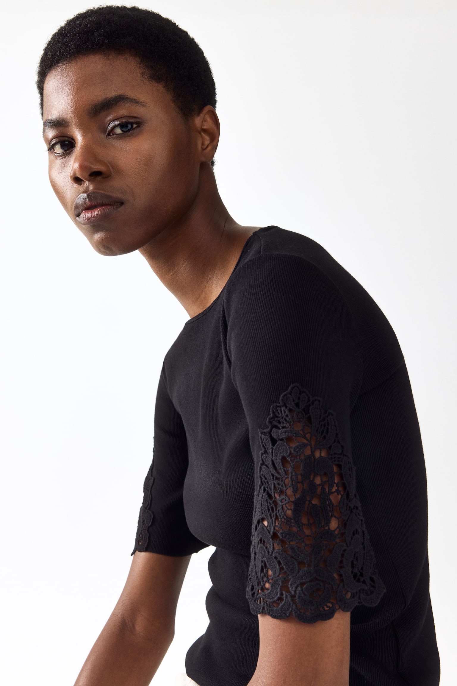 Ribbet top med indsatte blondepartier - Sort/Hvid - 2