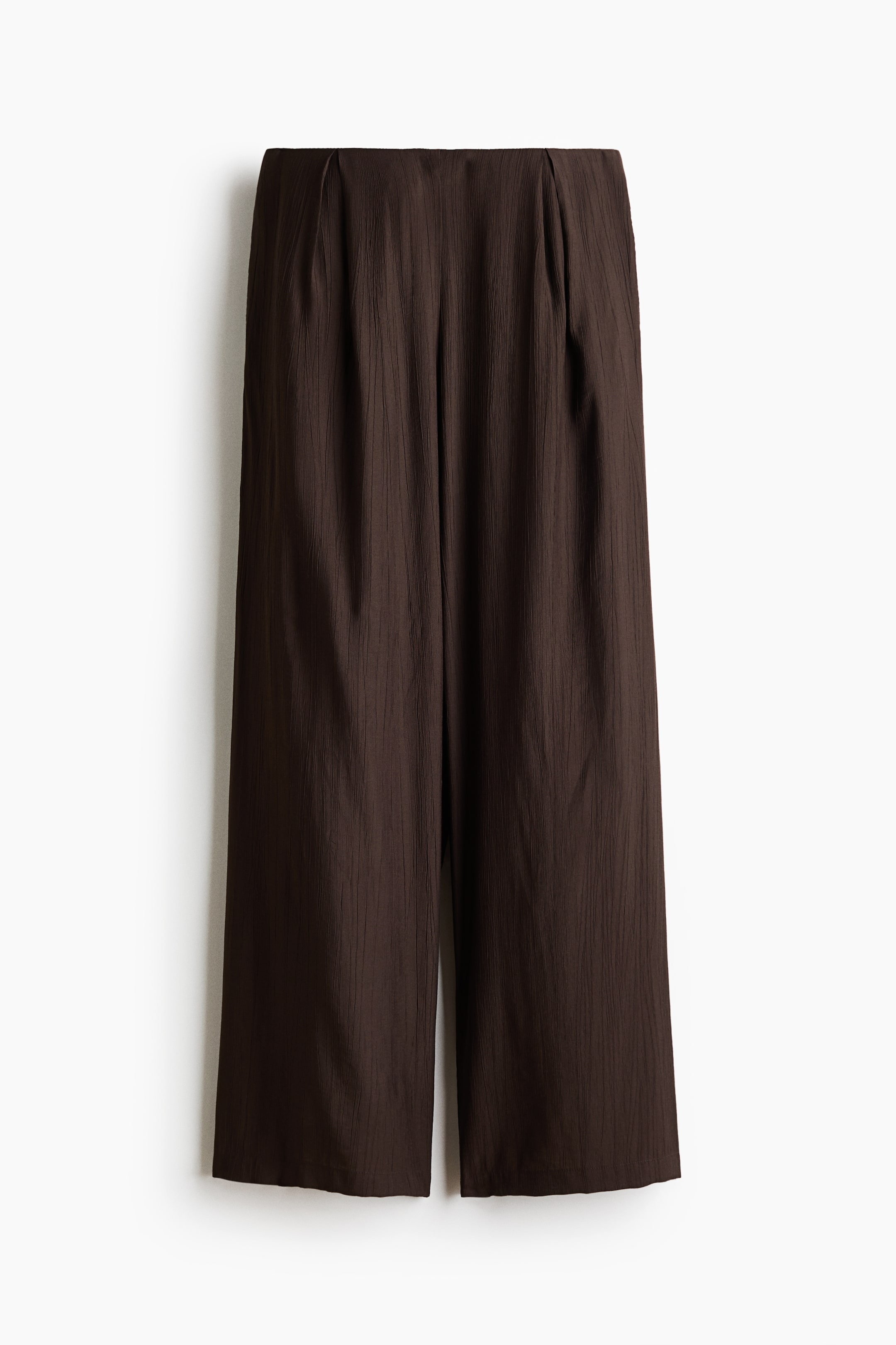 Voir une image plus grande: Pantalons larges marron avec un motif texturé vertical subtil et des plis à la taille.