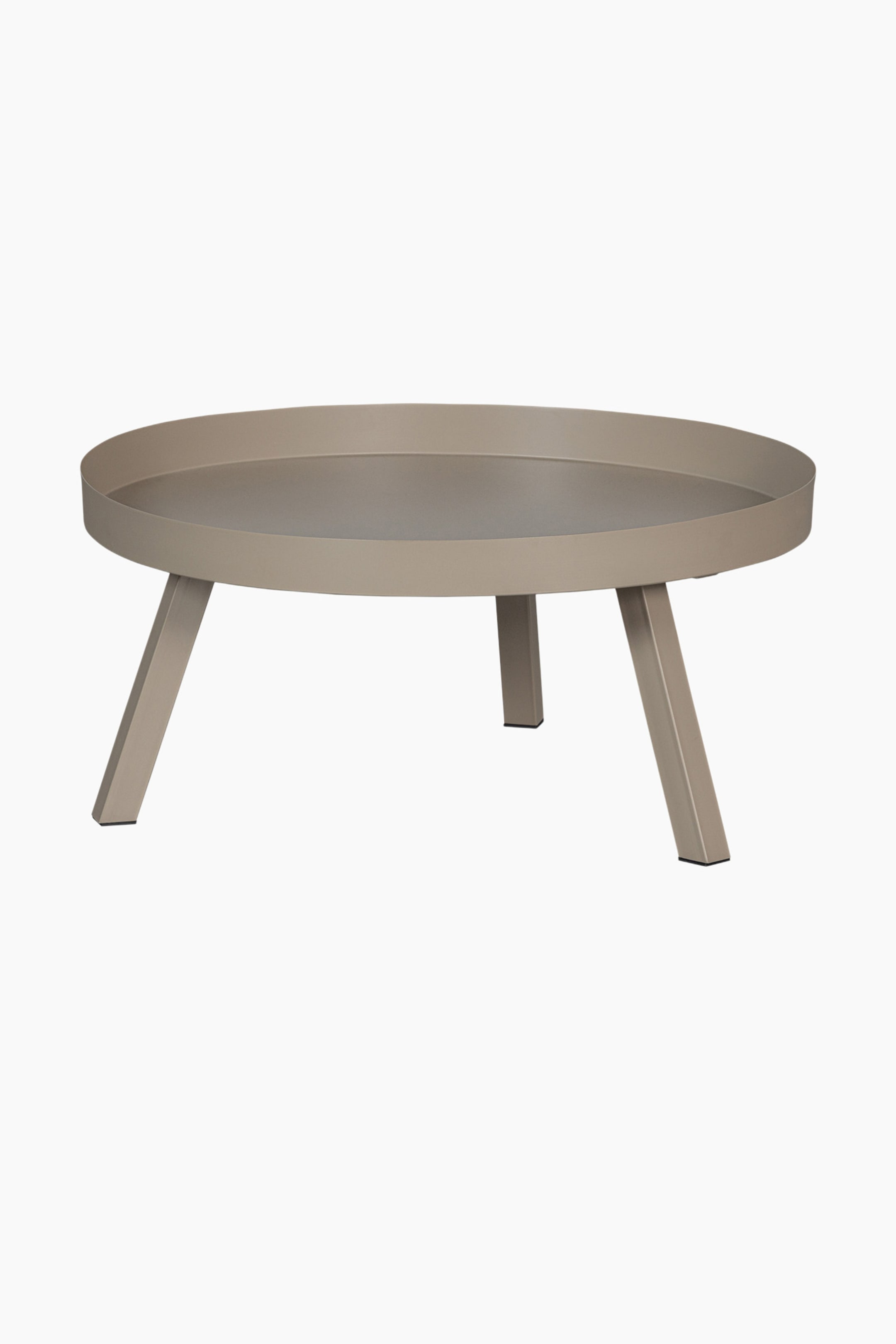 Größeres Bild anzeigen: Ein runder Couchtisch präsentiert sich in einem matten Taupe-Finish. Er verfügt über eine kreisförmige Tablett-Oberfläche mit einem erhöhten Rand, und drei angewinkelte, quadratische Beine stützen ihn, die nach außen verlaufen und mit kleinen schwarzen Füßen enden.