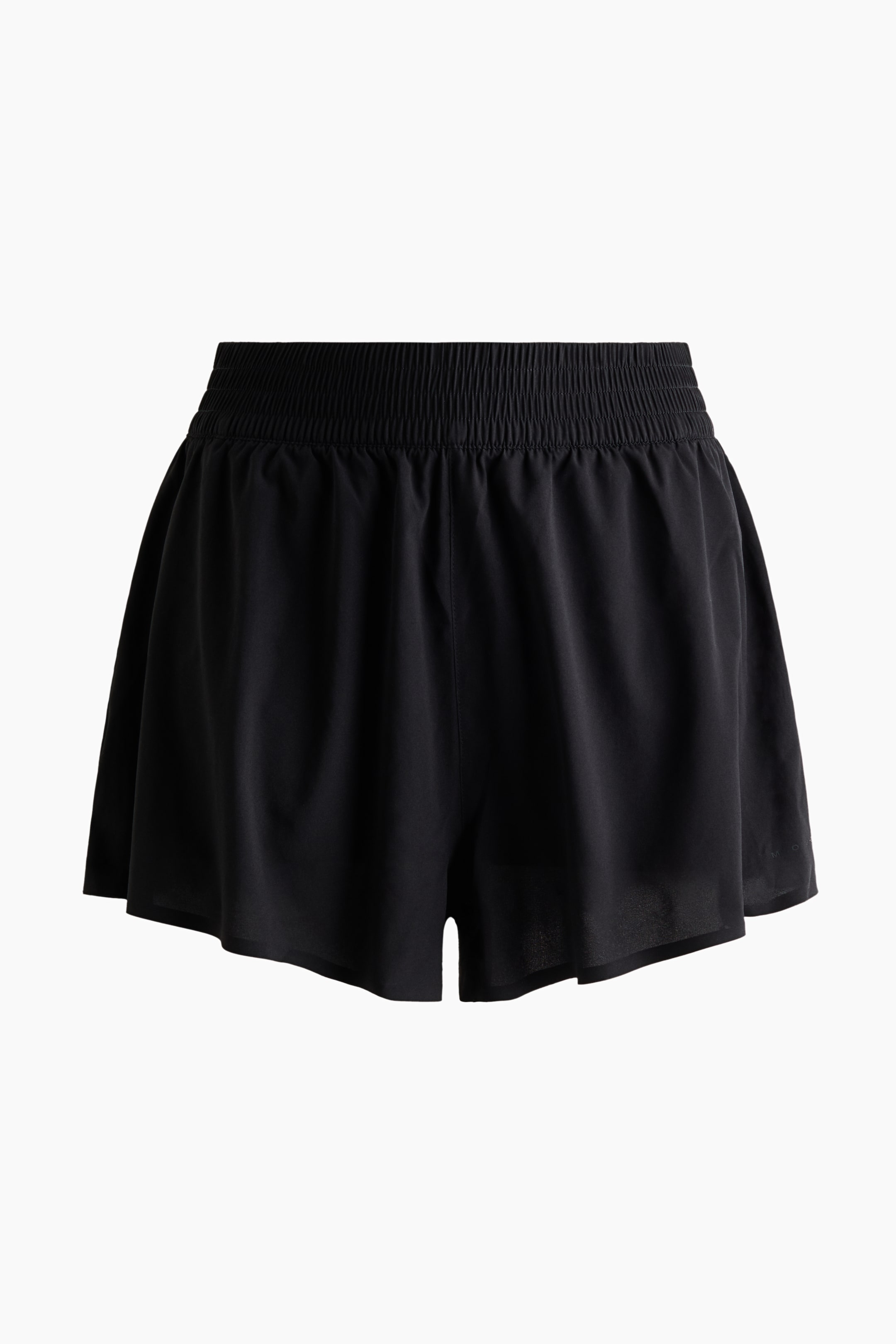Agrandir l'image: Shorts de sport noirs à coupe régulière en jersey fonctionnel, présentés de face, avec une taille élastiquée smockée.