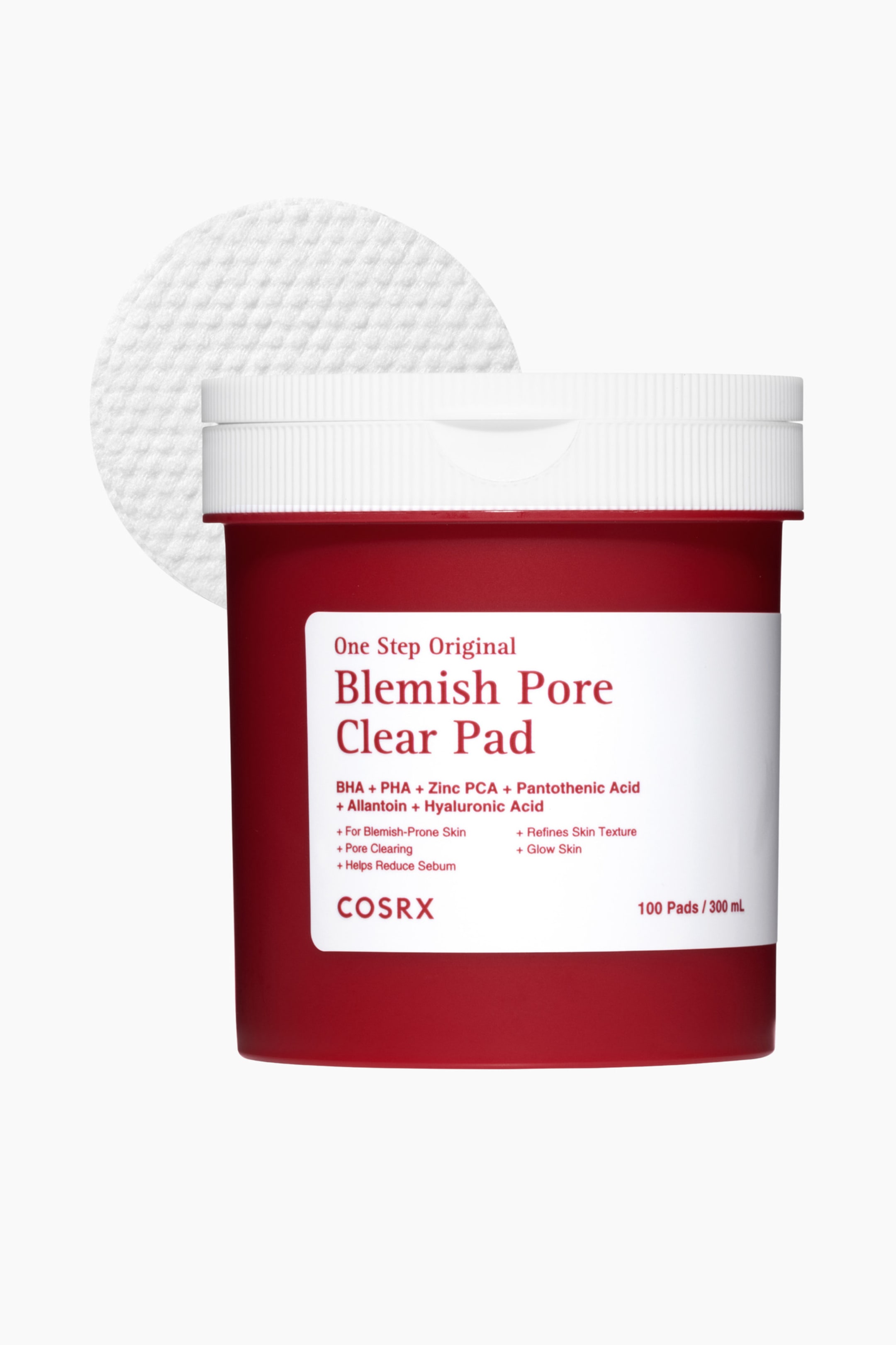Se større billede: En mørkerød cylindrisk beholder med COSRX One Step Original Blemish Pore Clear Pads vender let fremad og har et hvidt rillet låg med en halvcirkelformet flap. En enkelt hvid pad er placeret bag beholderen, delvist synlig og med et hævet prikmønster.