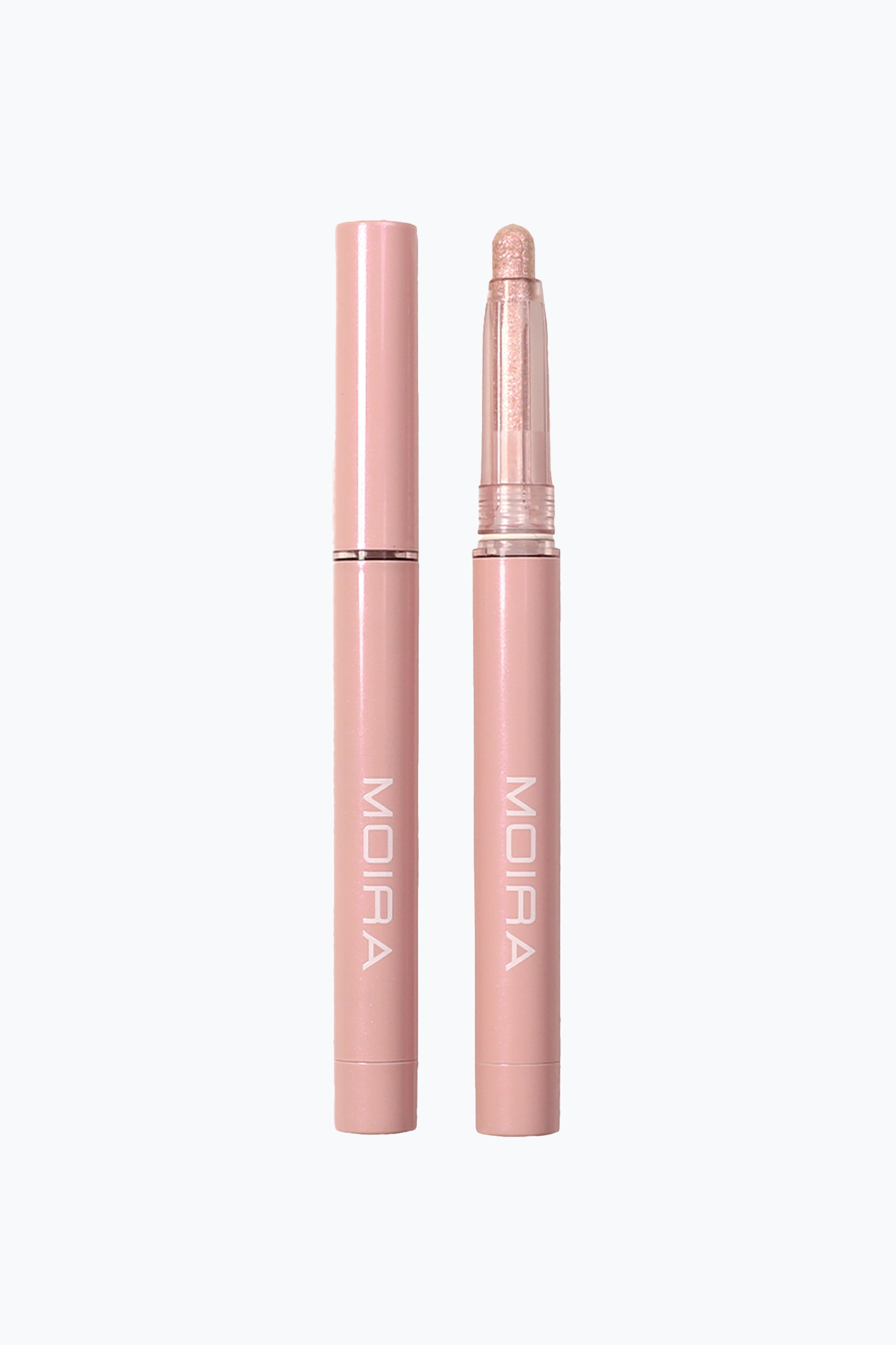 Vis større bilde: Stellar Glaze Stick Shadow står loddrett i frontvisning og presenterer to slanke, perlemorsskimrende rosa penner side om side. Pennen til venstre har kork, mens pennen til høyre, uten kork, viser en skimrende, lys rosa glitter-øyenskyggetupp som stiger opp fra en gjennomsiktig hals, og begge hylsene viser den vertikale hvite logoen «MOIRA».