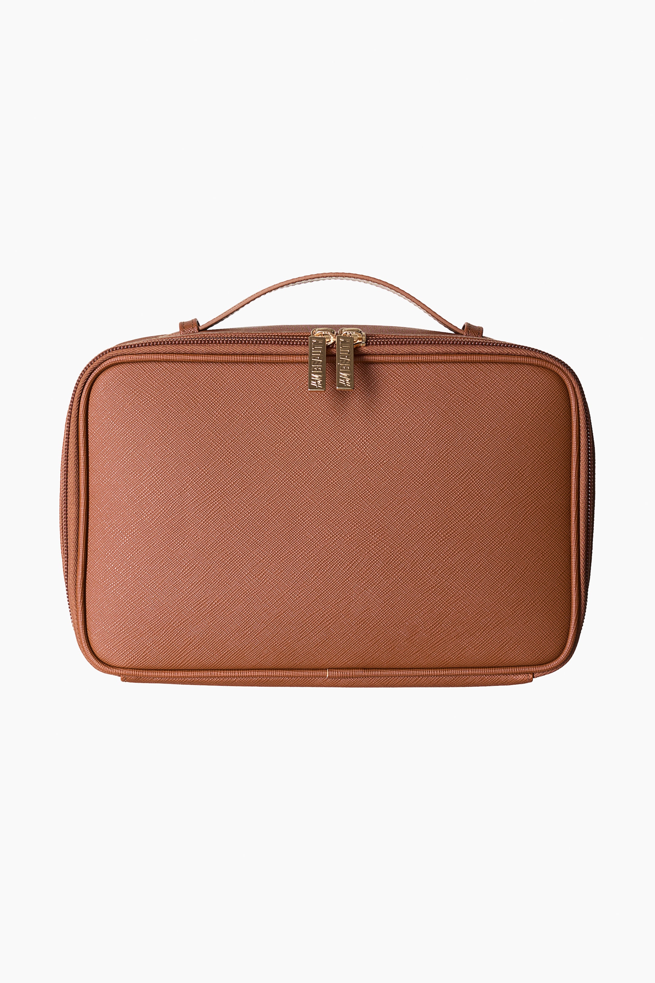 Zobrazit větší obrázek: Obdélníková toaletní taška je zobrazena zepředu, vyrobená z hnědého materiálu s texturou saffiano. Je vybavena obousměrným zipem se zlatými jezdci s nápisem 'AM BEAUTY' podél horního okraje a ploché držadlo je umístěno nahoře.