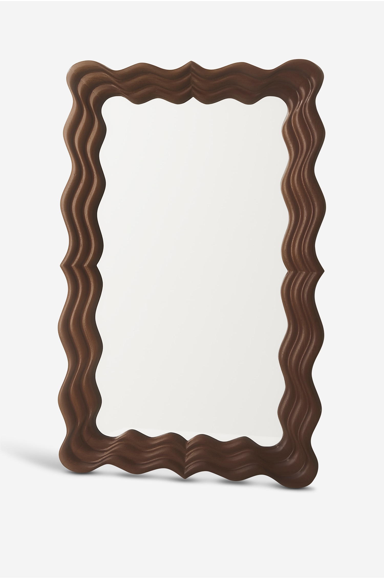 Uno specchio rettangolare con una cornice marrone ondulata e bordi scolpiti e sinuosi Ã¨ leggermente inclinato allâindietro, offrendo una chiara vista frontale. Il bordo dalla texture a increspature contorna lâinserto in vetro riflettente, enfatizzandone il design decorativo.
