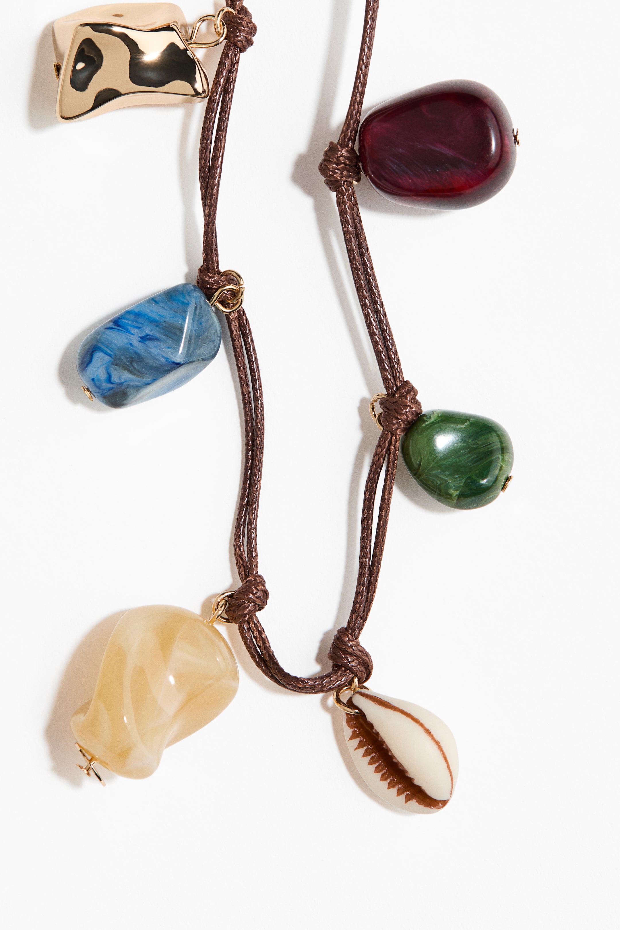Collier cordon à breloques