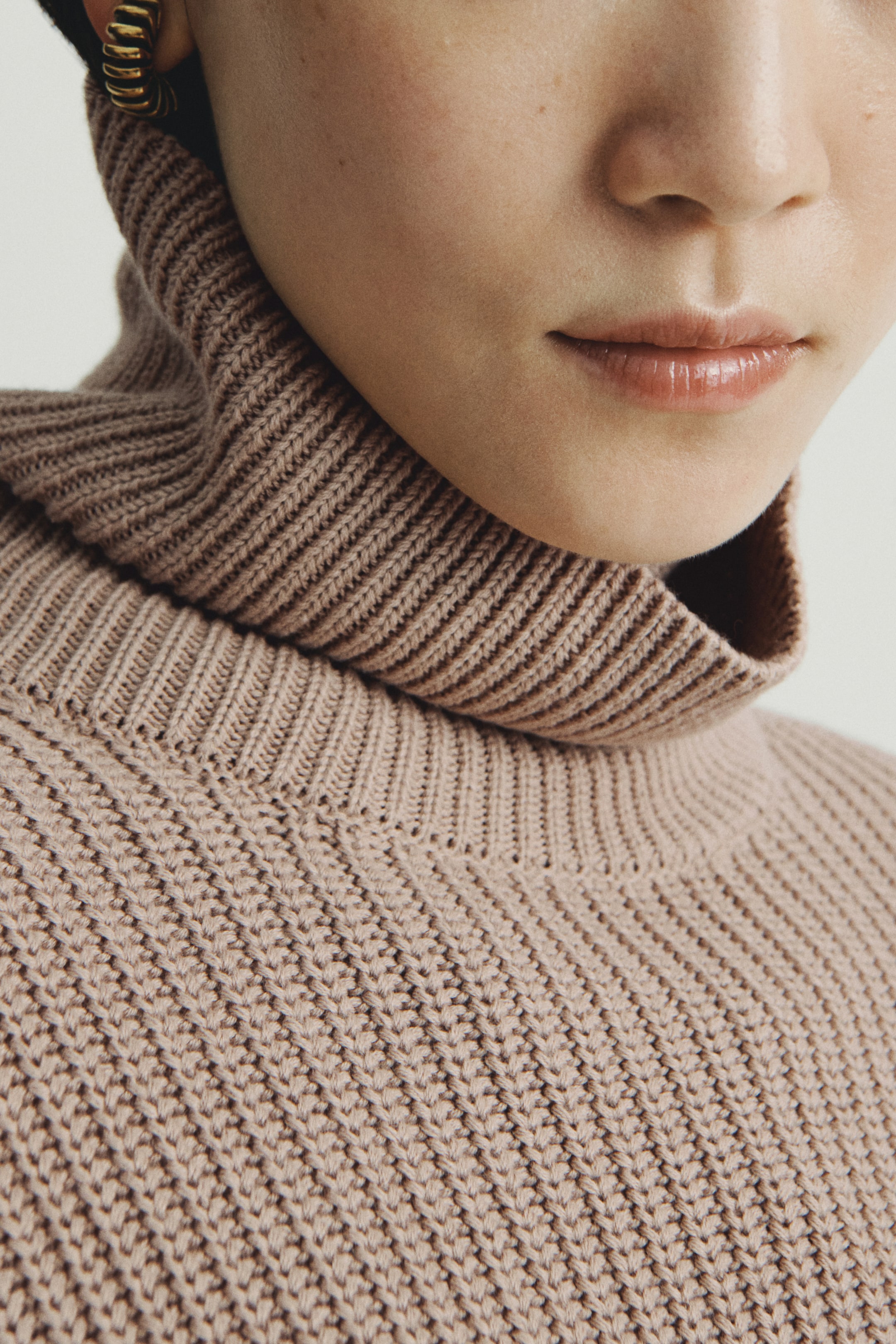 拡大画像を表示: リブニット タートルネックセーター - ベージュ - レディース | H&M JP 4