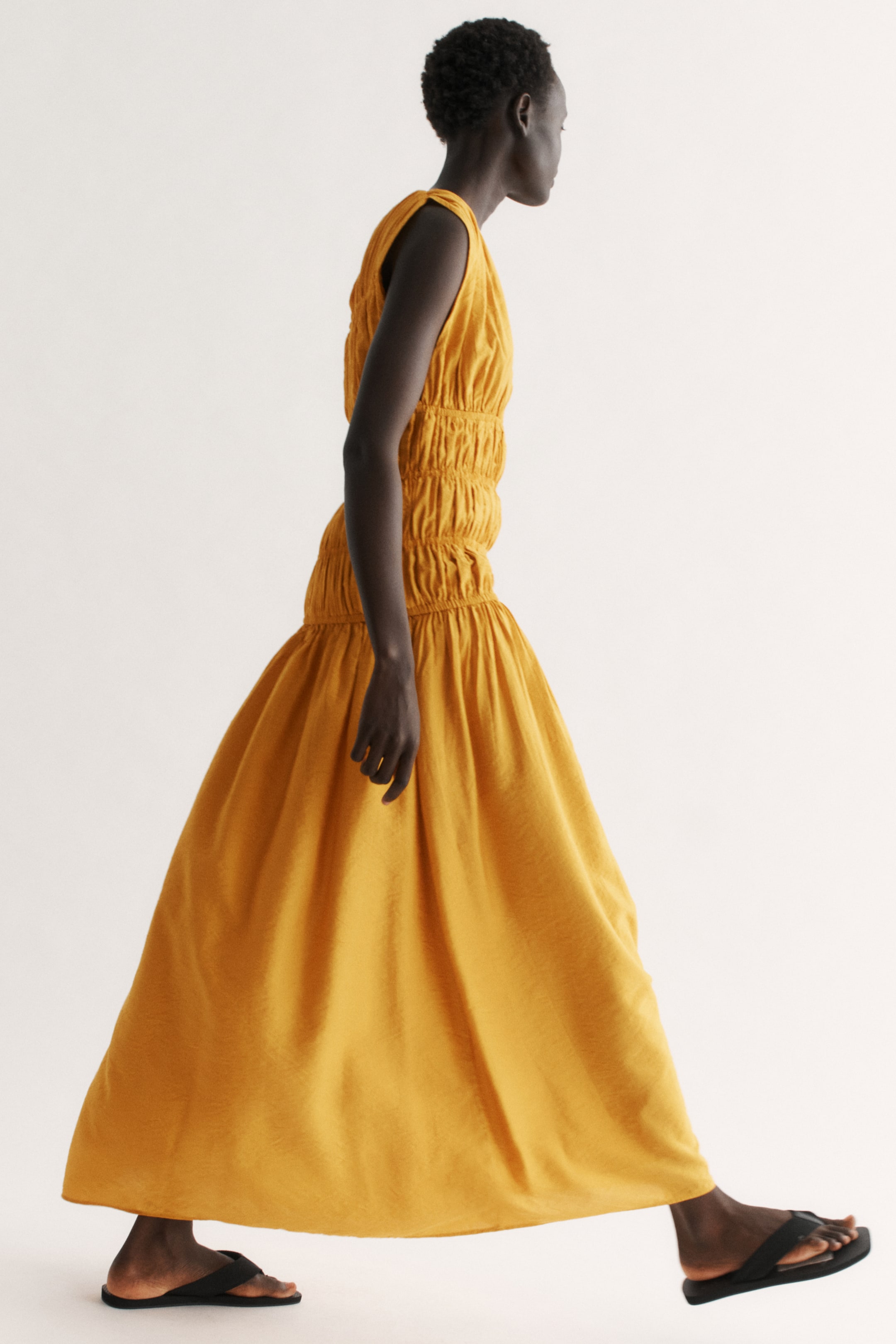 Größeres Bild ansehen: Gesmoktes Kleid aus Viskosemischgewebe - Dunkelgelb - Ladies | H&M DE 1