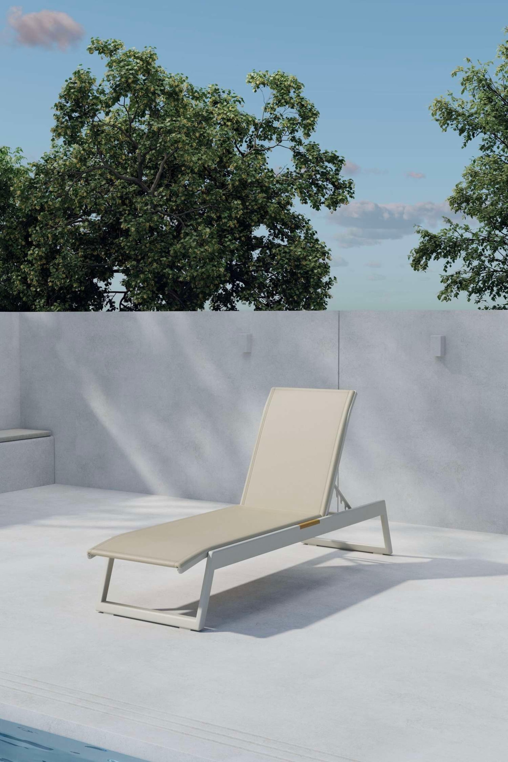 Visualizza immagine più grande: Una poltrona lounge presenta il suo profilo laterale, con una struttura angolare di colore chiaro che sostiene una seduta in tessuto beige chiaro. Lo schienale è attualmente posizionato in verticale, con un meccanismo visibile che consente la regolazione.