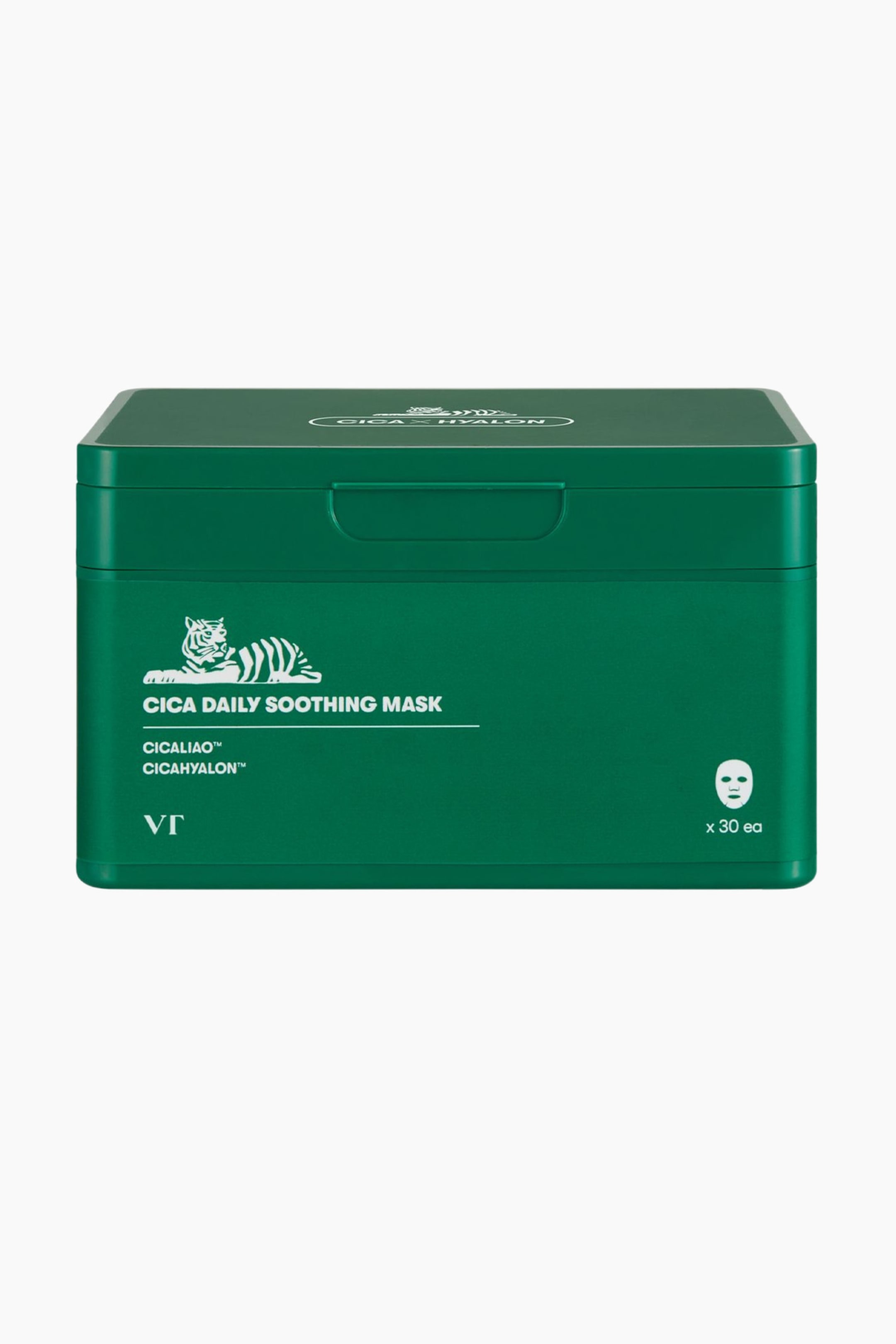 Visa större bild: En mörkgrön rektangulär låda är något vinklad åt höger och visar sin framsida och ovansida. Ovanpå finns ett nedsänkt handtagsliknande intryck, och framsidan presenterar en vit tigerillustration, "CICA DAILY SOOTHING MASK," "CICALIAO?," "CICAHYALON?," "VT"-logotypen och en ansiktsmaskikon med "x 30 st."