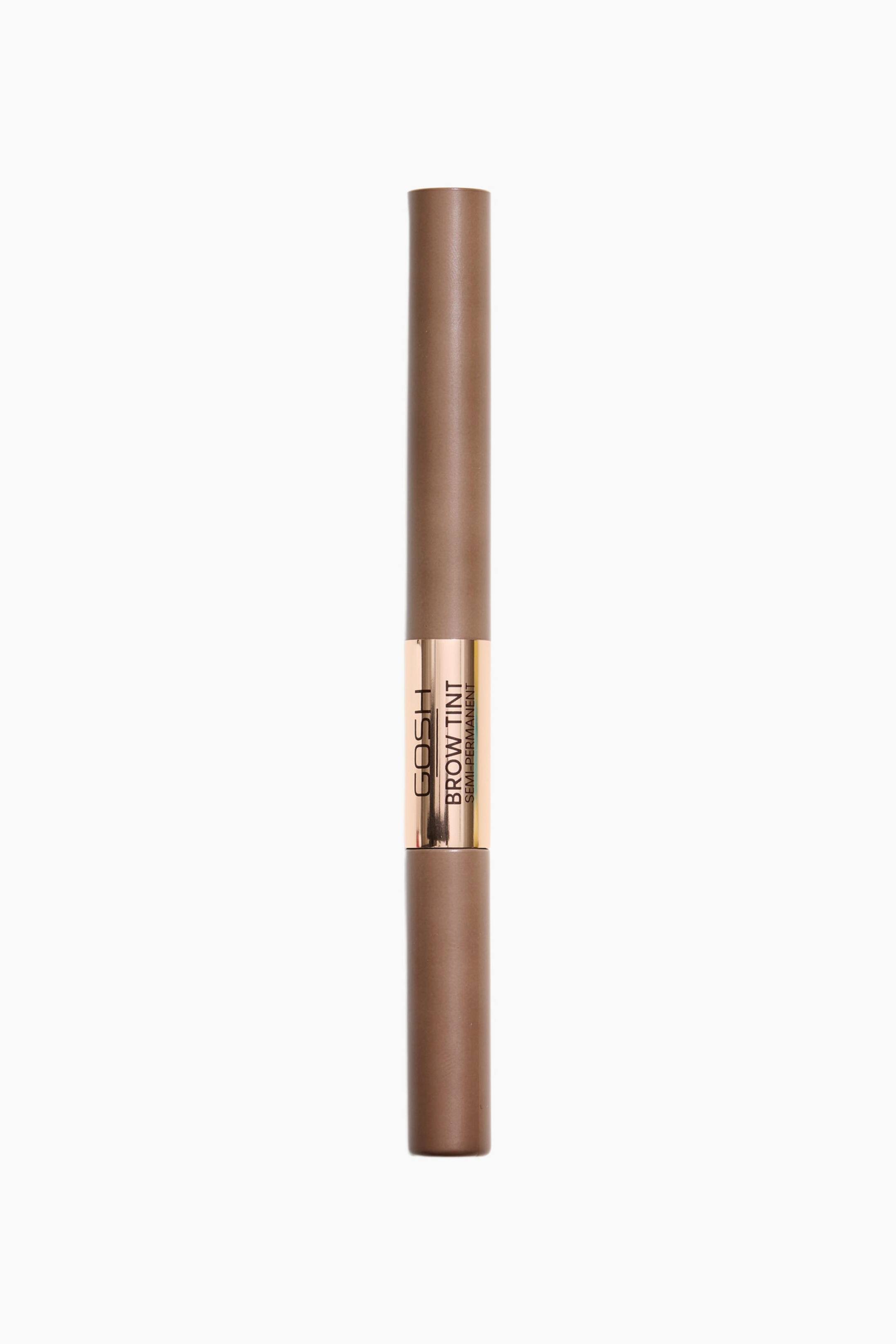 Größeres Bild ansehen: Ein GOSH Augenbrauen-Tint steht aufrecht und nach vorne gerichtet. Es handelt sich um ein langes, zylindrisches Röhrchen mit einem matten braunen Körper und einem metallischen roségoldenen Band in der Mitte, auf dem "GOSH" vertikal und "BROW TINT SEMI-PERMANENT" horizontal in schwarzer Schrift angezeigt wird.