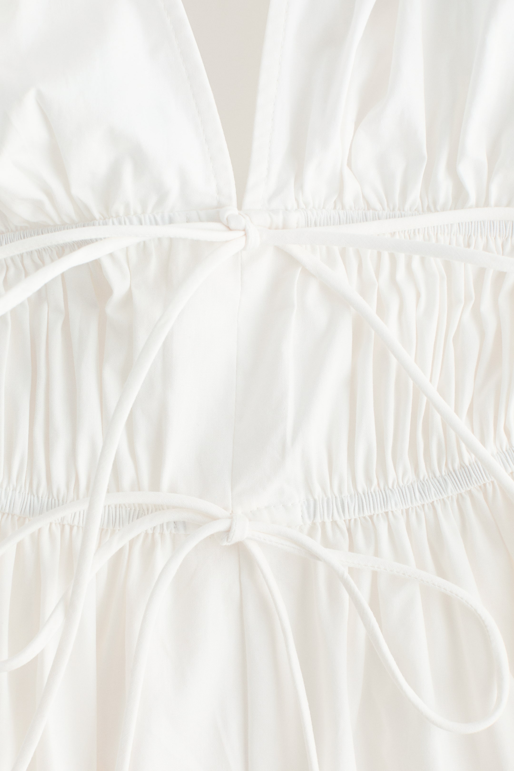 Robe dos nu avec cordons de serrage