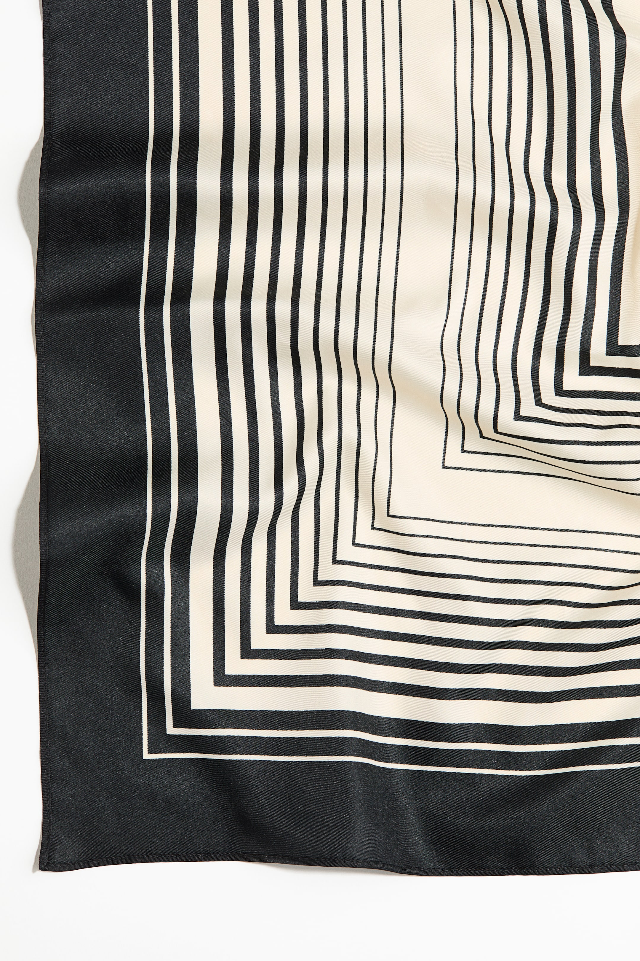 Zobrazit větší obrázek: Vzorovaný šátek - Krémová/okrajový potisk - ŽENY | H&M CZ 2