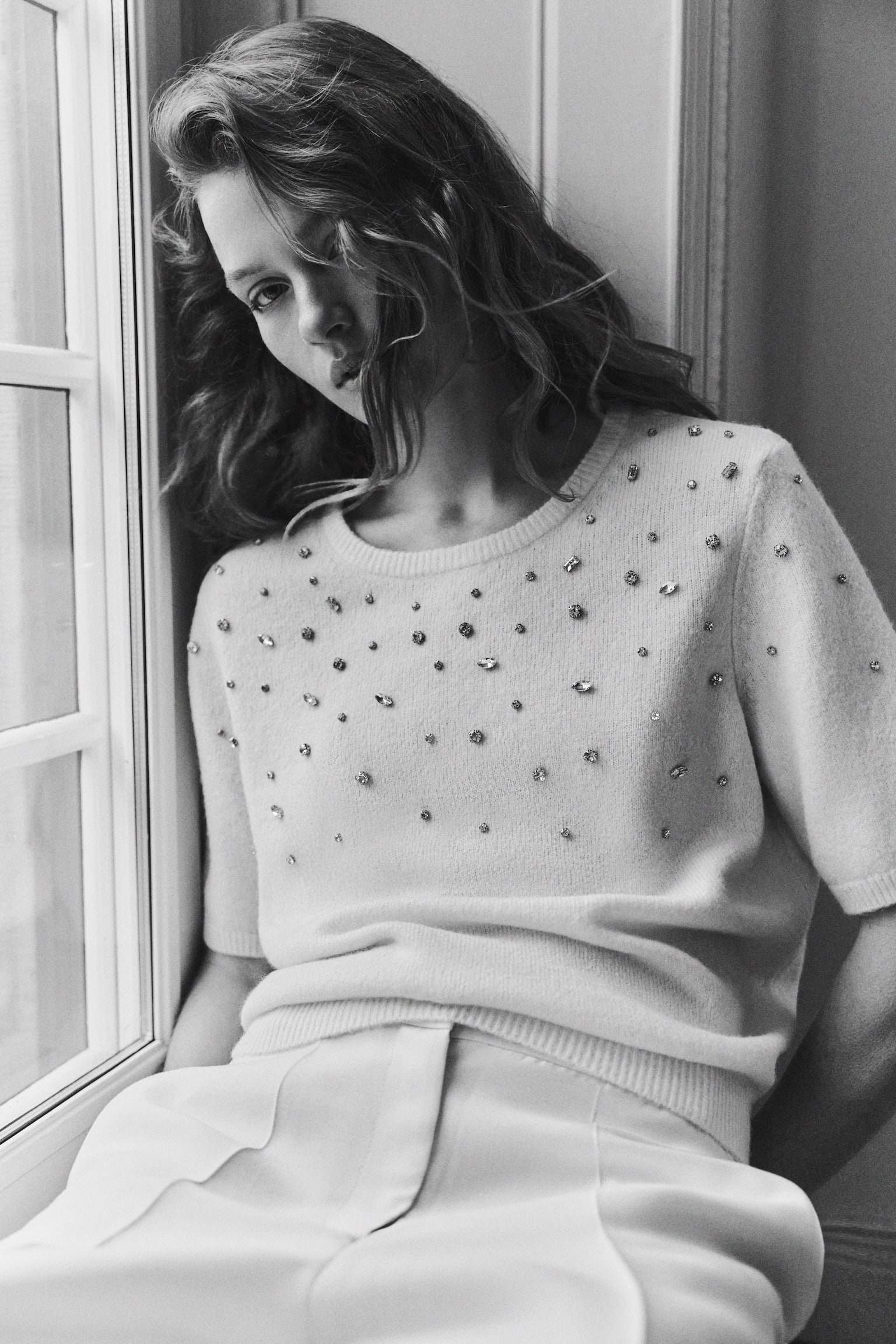 Pulóver z jemného úpletu ozdobený štrasom - Biela/Tmavosivá melírovaná/Tmavá kaki - 2