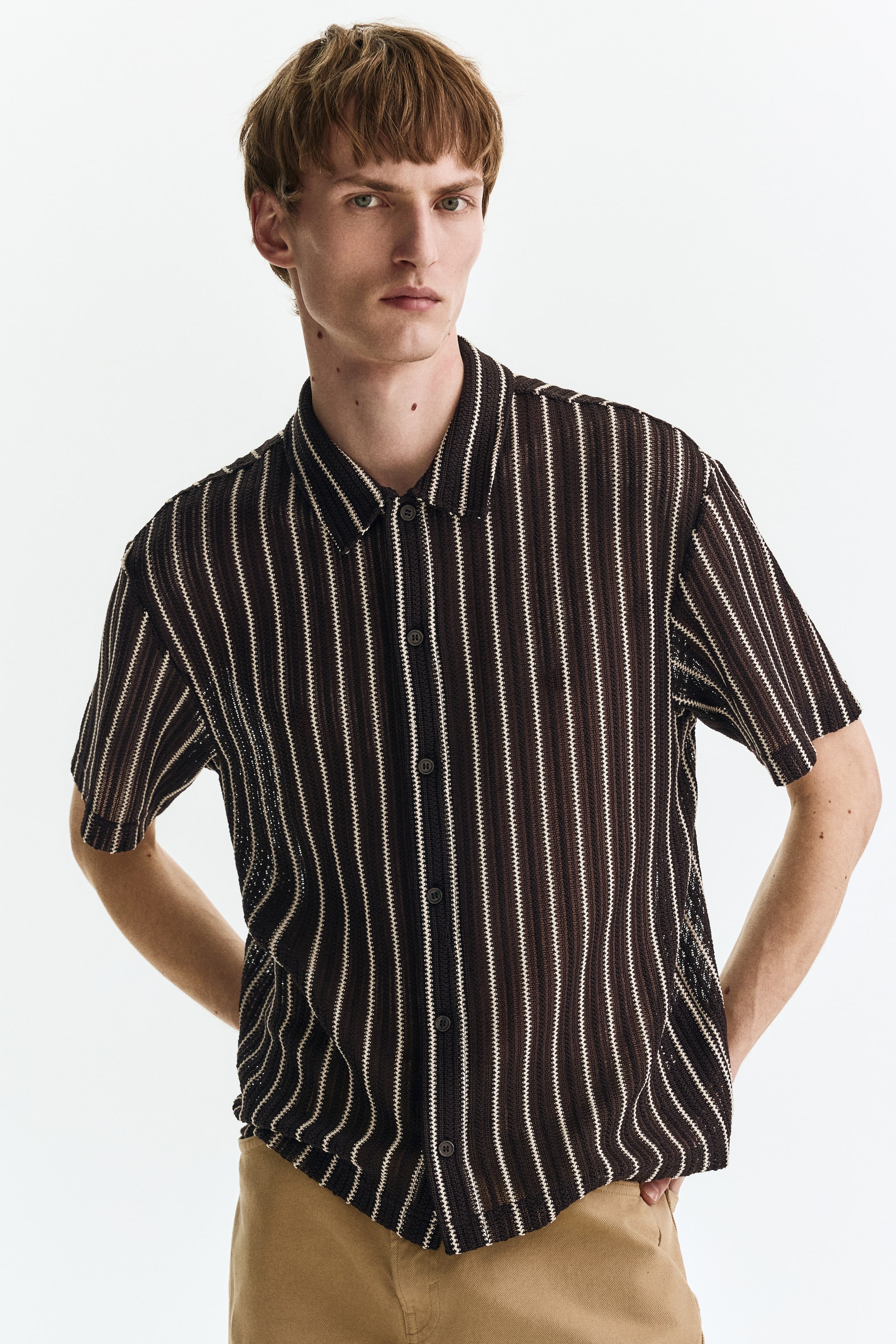 Переглянути збільшене зображення: Regular Fit Textured-knit shirt - Темно-коричневий/смужки - Men | H&M UA 1