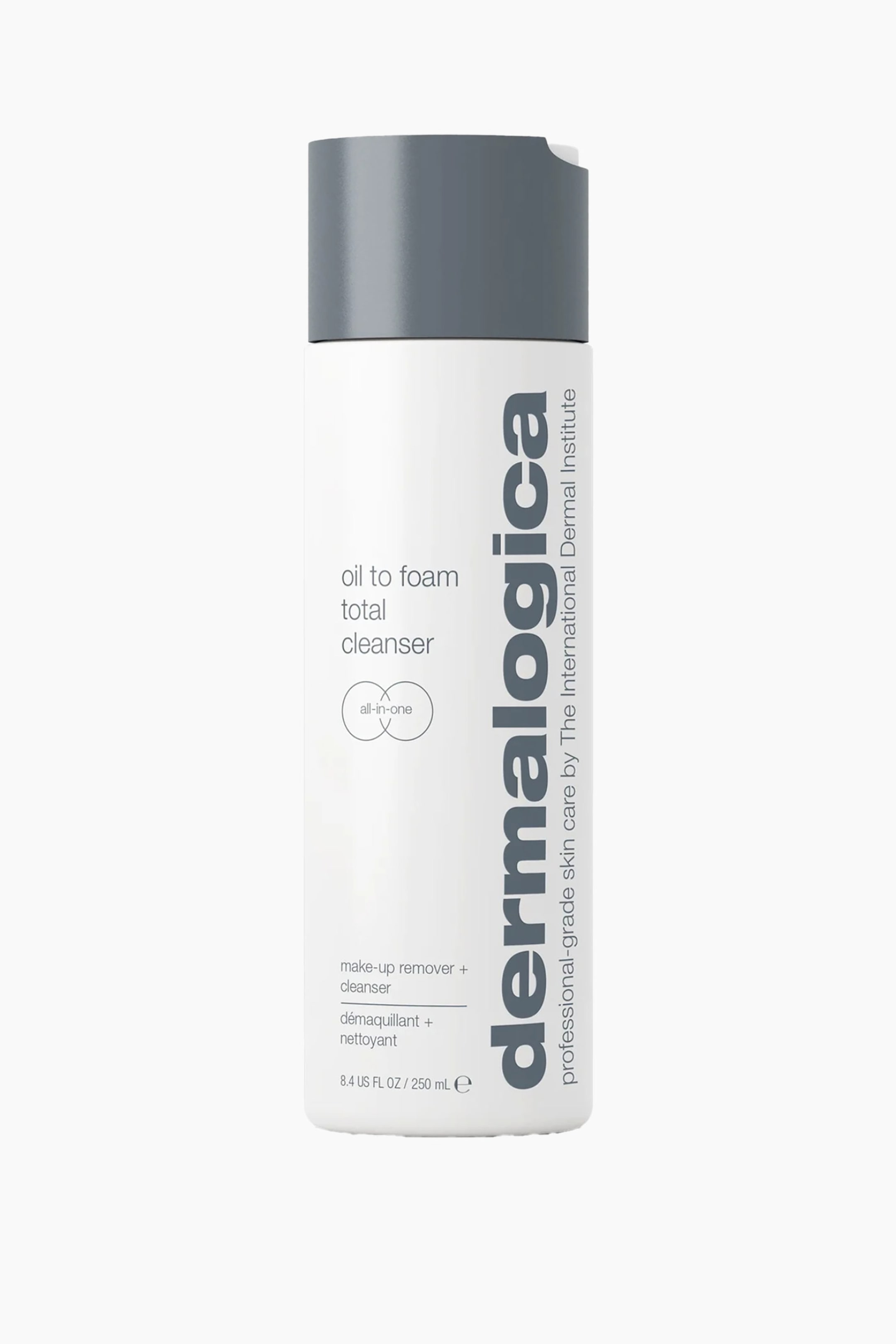 Visa större bild: En cylindrisk vit flaska med Dermalogica Oil to Foam Total Cleanser står upprätt och har ett mattgrått pumplock samt lodrät grå märkning längs sidan. Framsidan av flaskan visar produktnamnet, en "all-in-one"-grafik och produktinformation nära nederkanten.